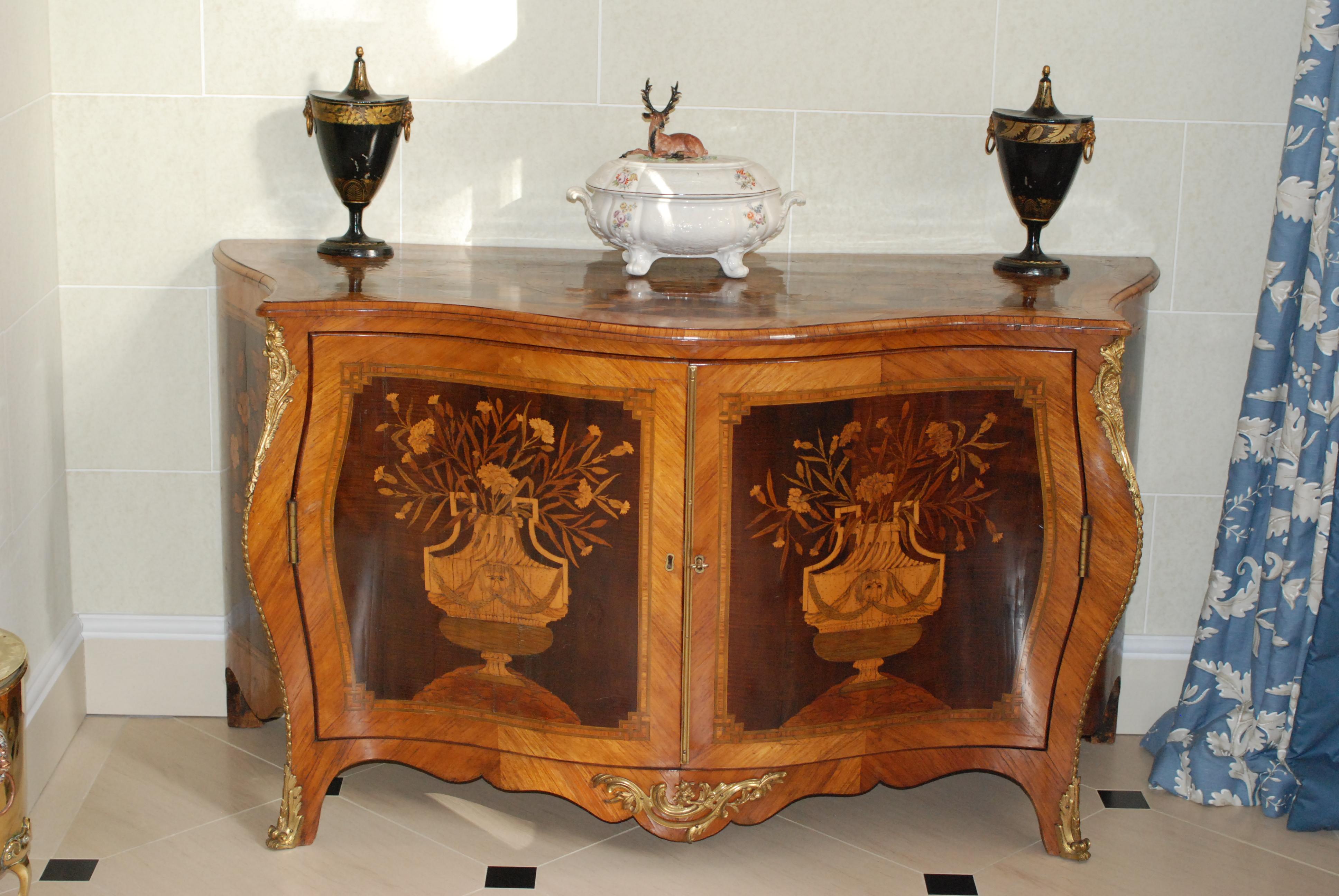 George III Ormolu Mounted Harewood and Marquetry Serpentine Commode (Marketerie) im Angebot
