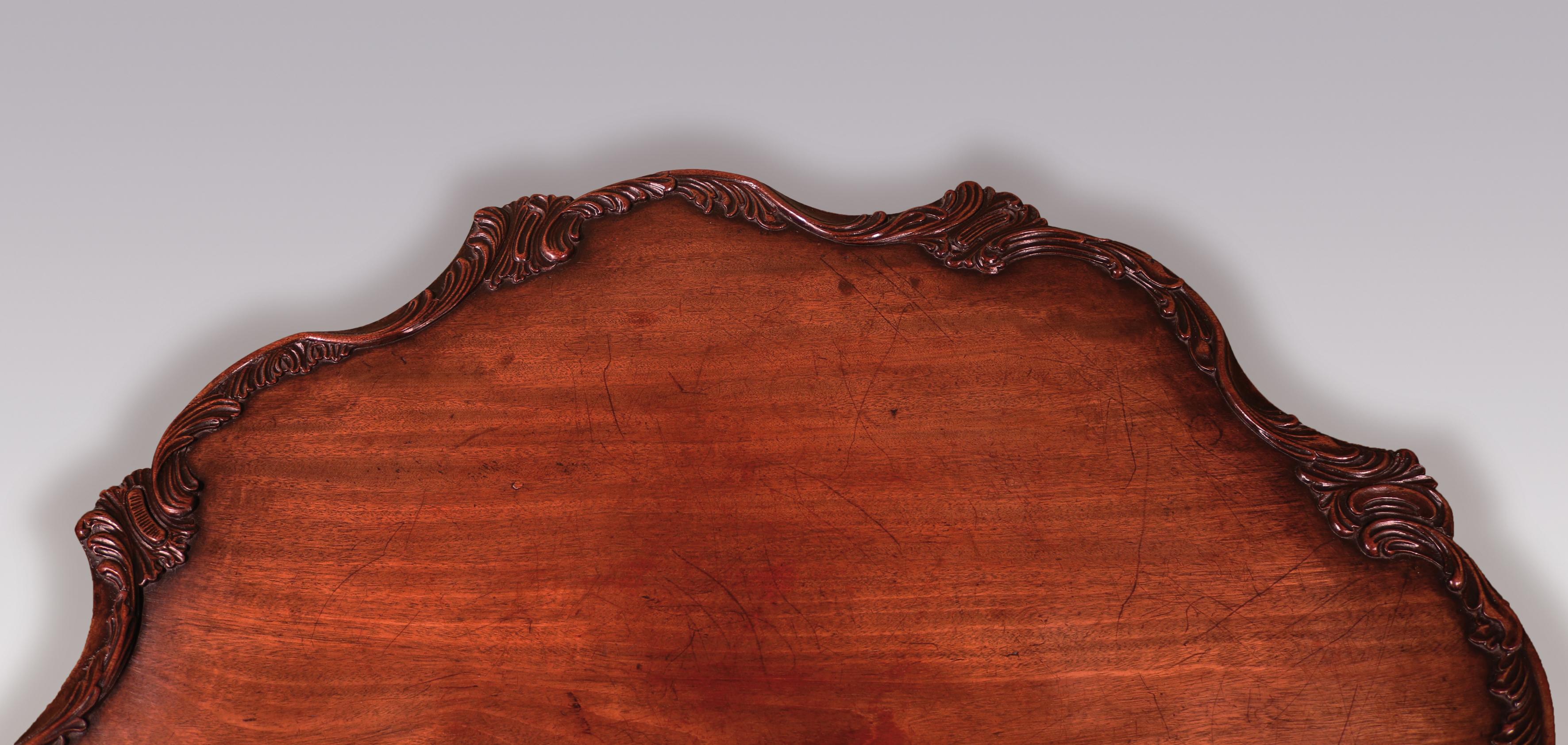 Geschnitzter Mahagoni-Dreibein-Tisch aus der George-III-Periode (Englisch) im Angebot