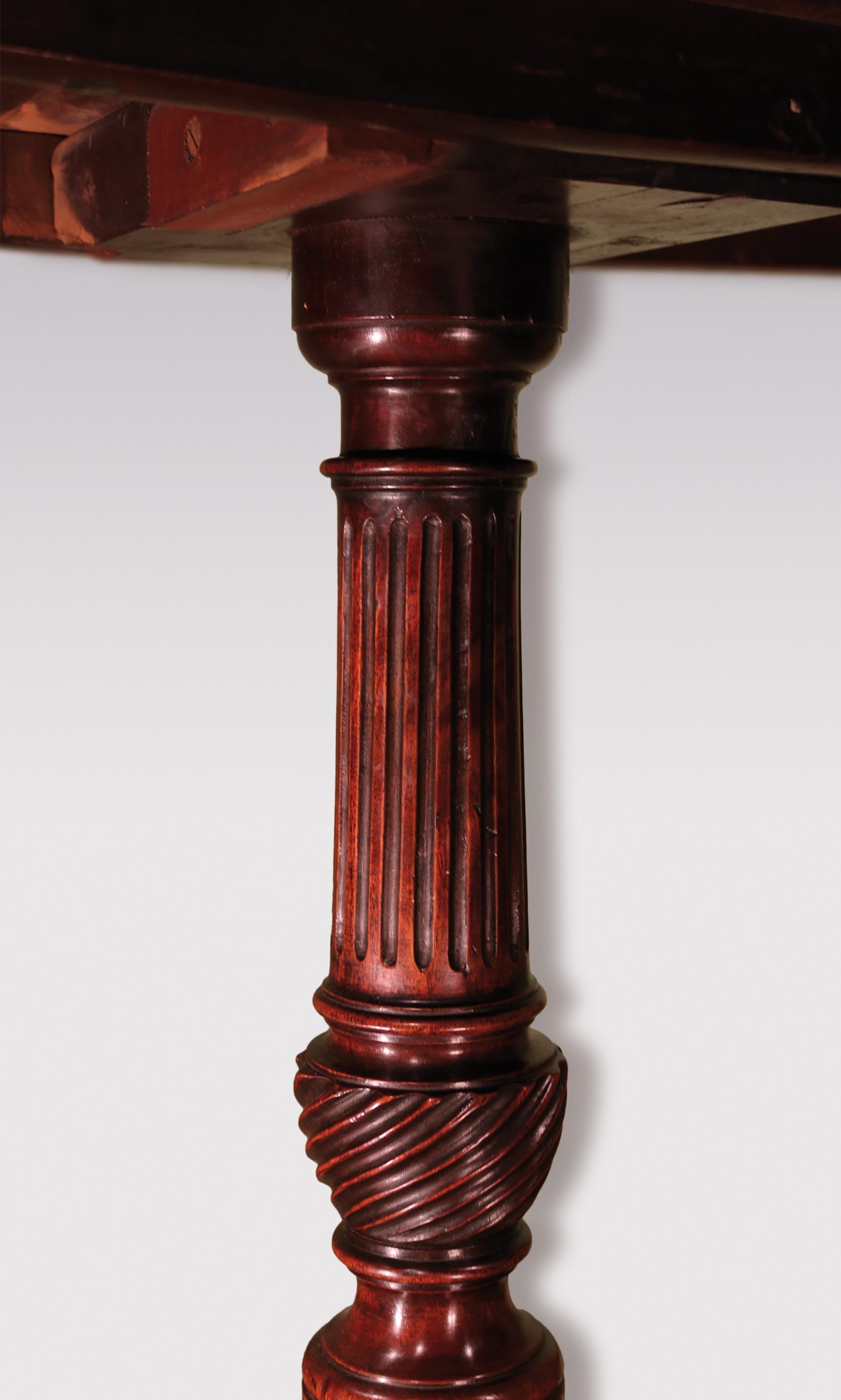 Geschnitzter Mahagoni-Dreibein-Tisch aus der George-III-Periode im Angebot 1