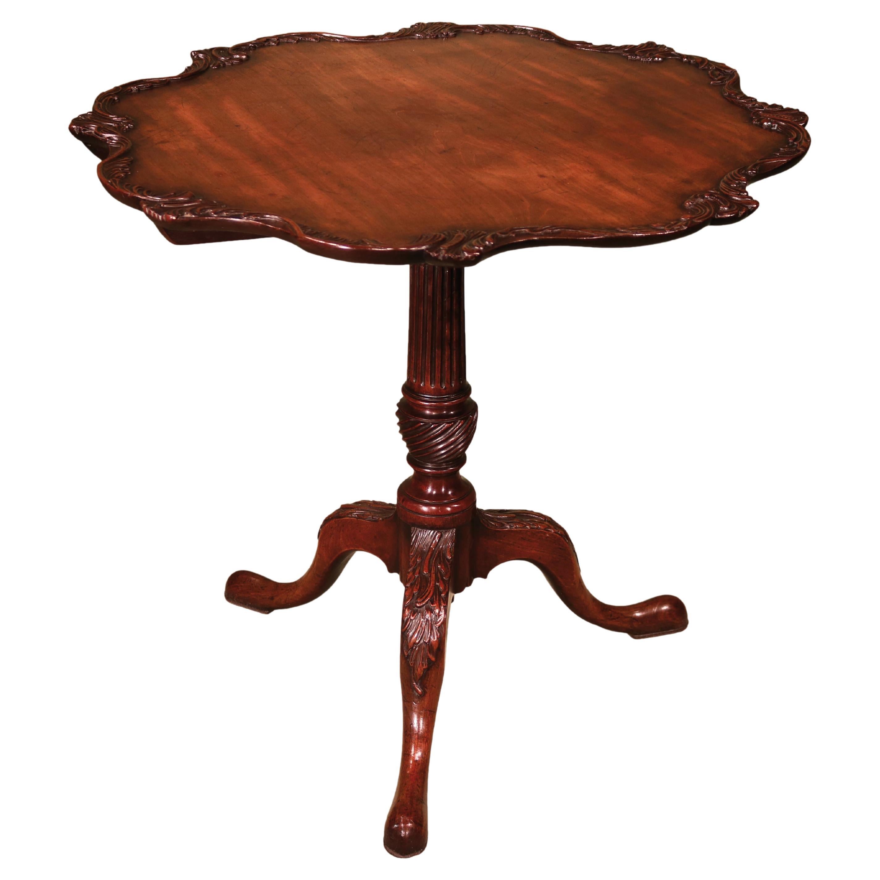 Geschnitzter Mahagoni-Dreibein-Tisch aus der George-III-Periode im Angebot