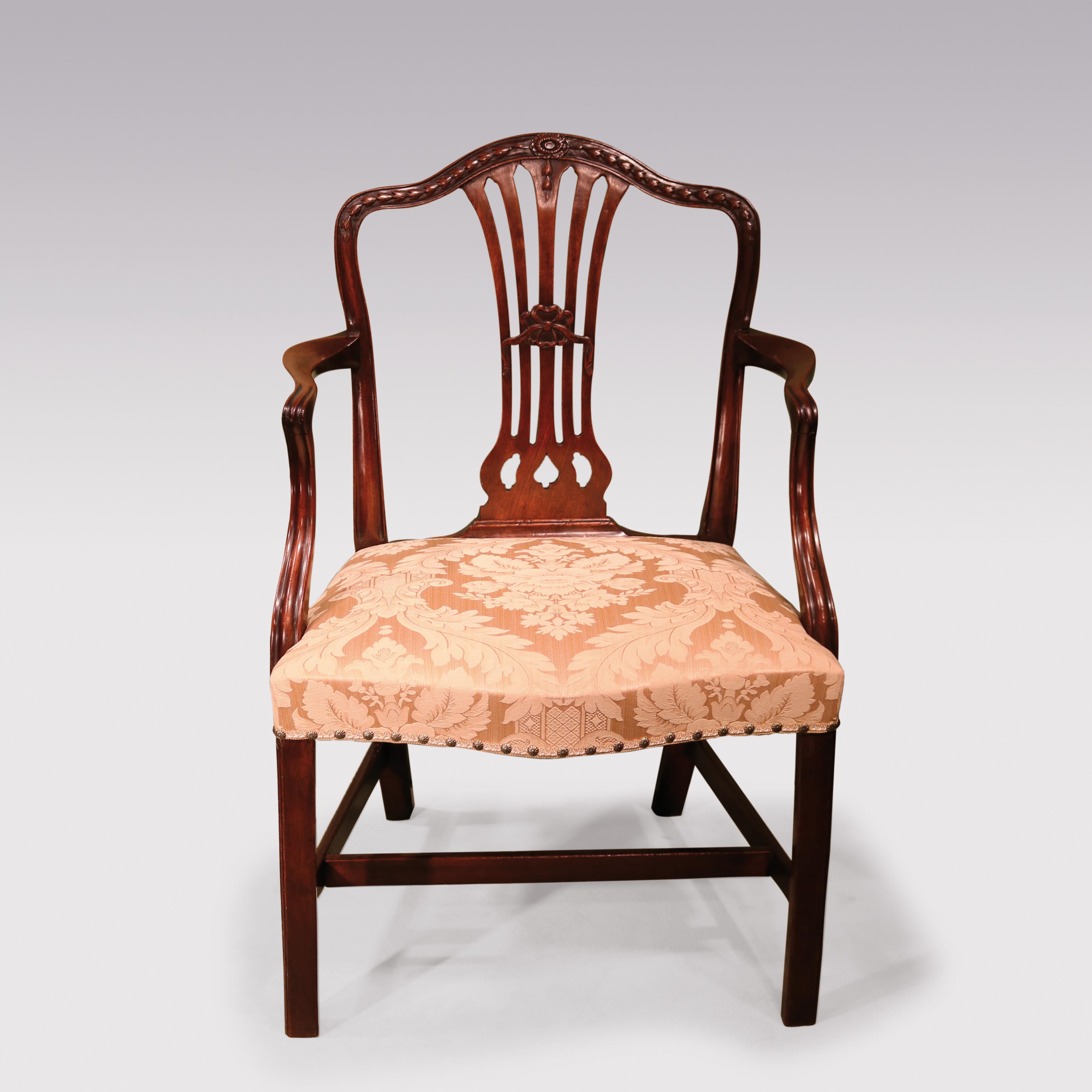 Mahagoni-Sessel mit Kamelrückenlehne aus dem späten 18. Jahrhundert aus der George-III-Periode, obere Schiene geschnitzt mit huskenförmigen und zentralen Pateraen- und Bandschnitzereien. Der Stuhl mit geformten Rückenlehnen und serpentinenförmigem