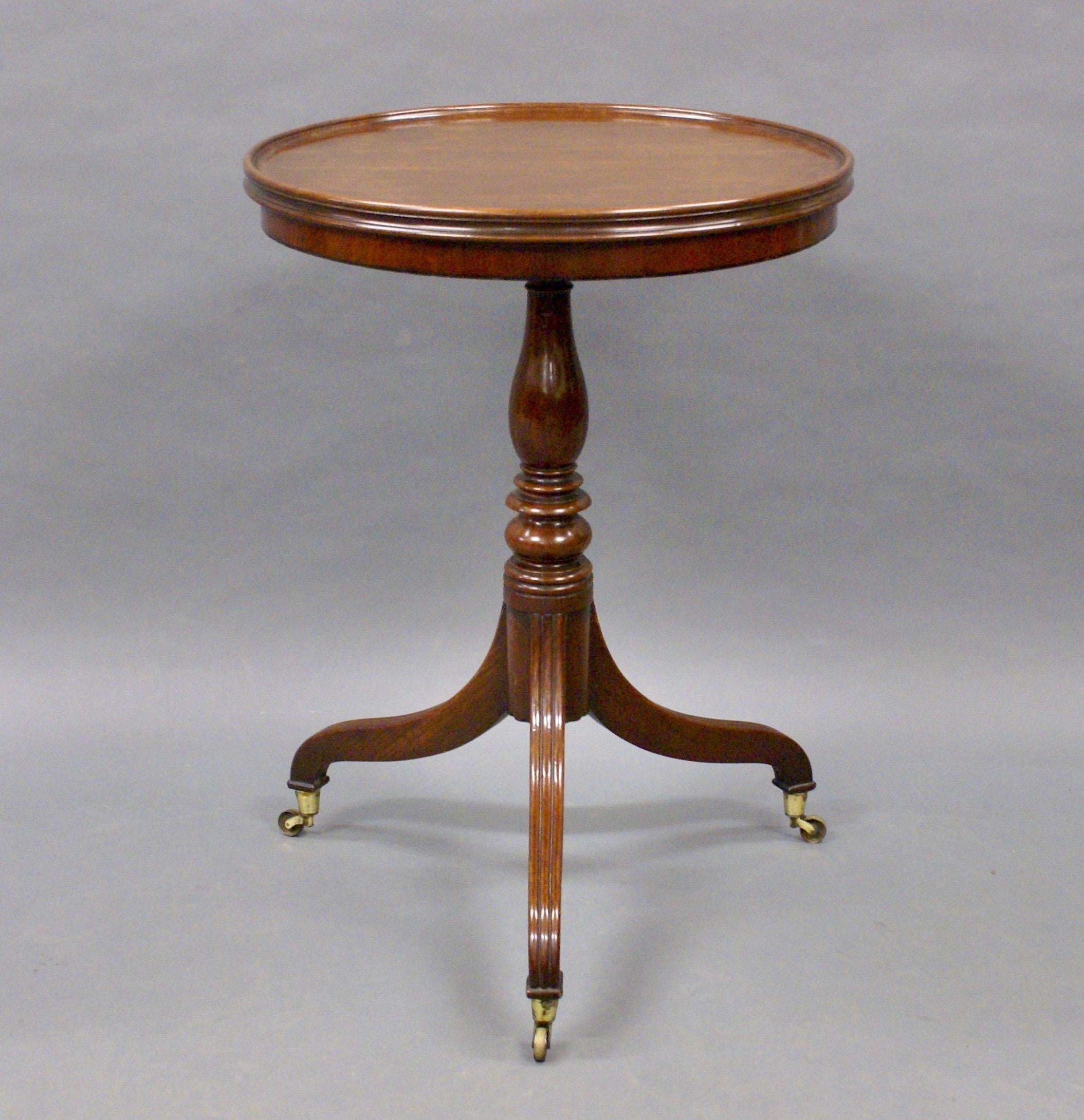 George III Period Mahogany Tray-Top Tripod Table In Good Condition For Sale In South Croydon, GB