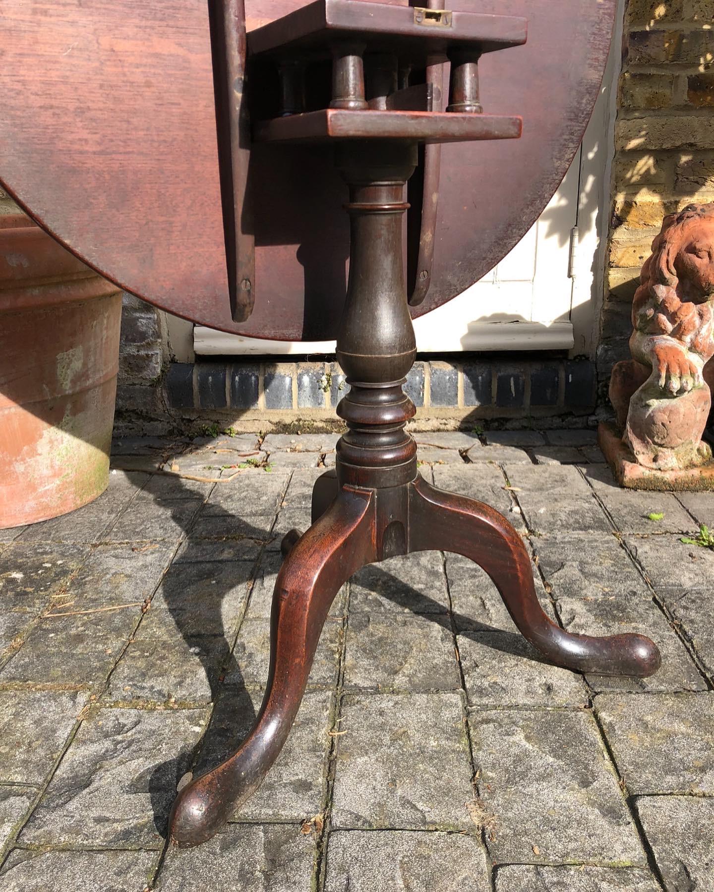 A George III Period Mahogany Tripod Table In Good Condition For Sale In London, GB