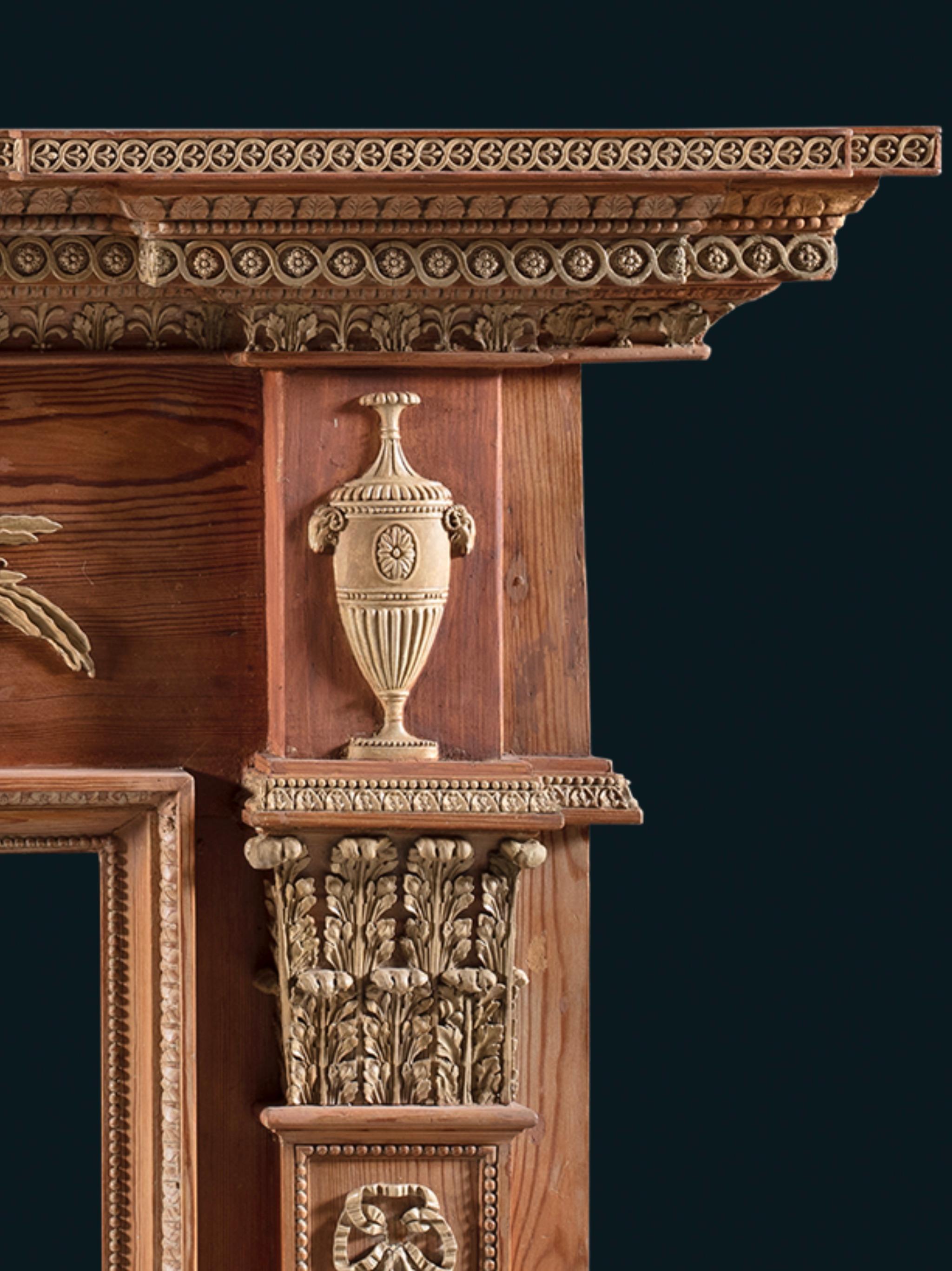 Une cheminée géorgienne en pin et gesso tout à fait exceptionnelle, dont la frise est sculptée d'un motif musical composé, entre autres, d'une lyre, de feuilles de laurier, de hautbois et de feuilles de musique. L'étagère en gradins est finement