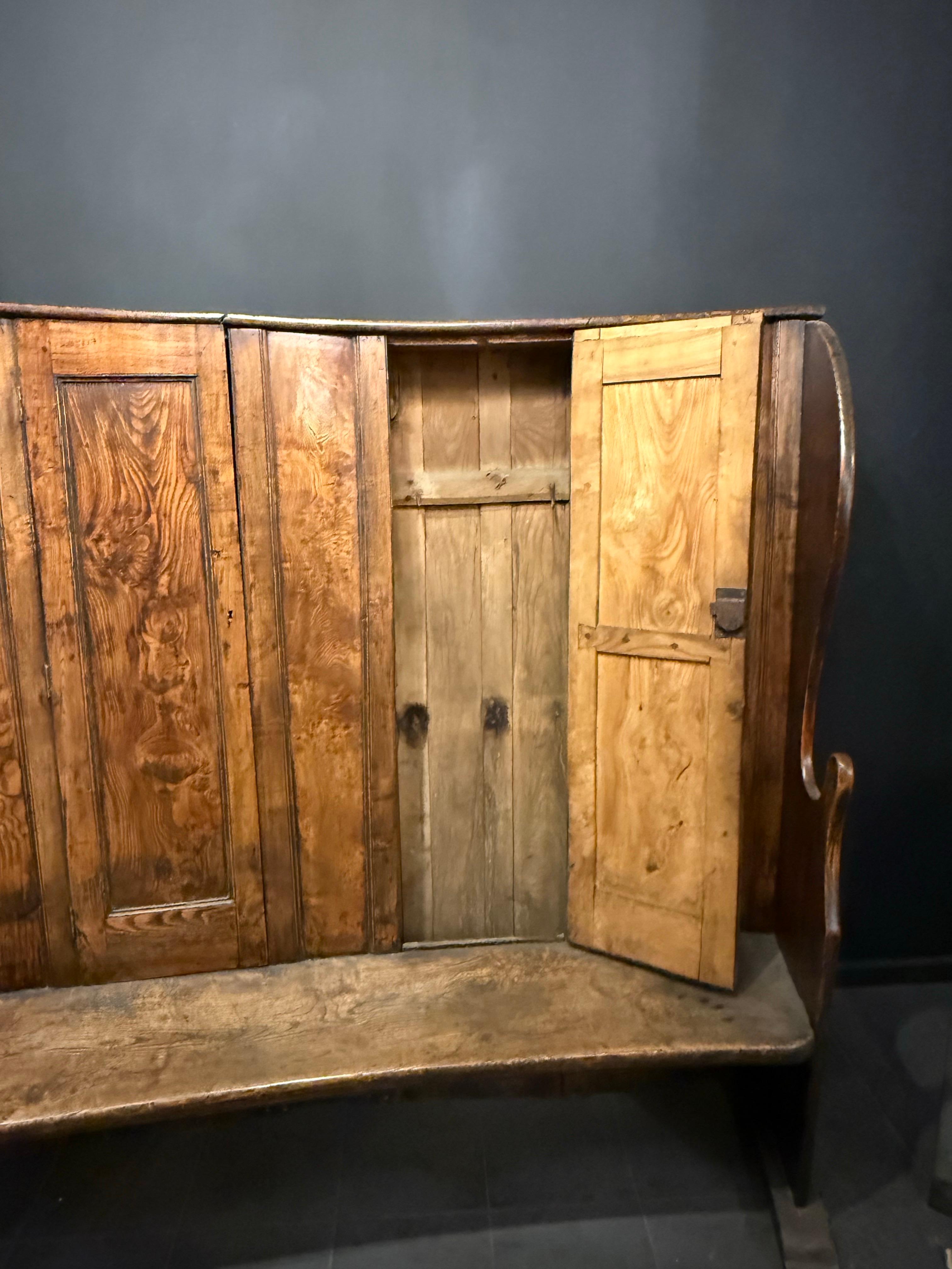English A George III Provincial Elm Bacon Settle, 18th Century For Sale