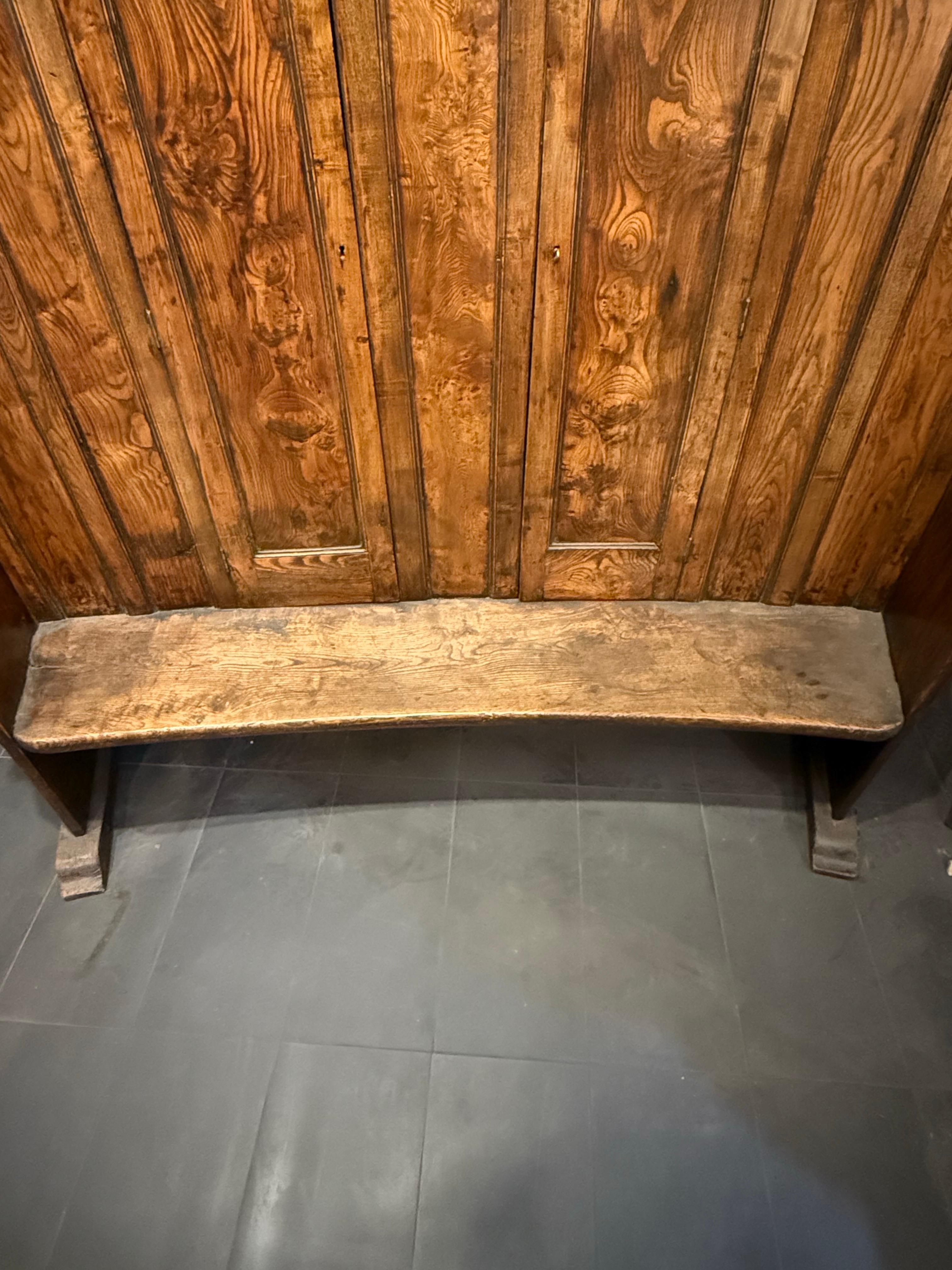 A George III Provincial Elm Bacon Settle, 18th Century In Good Condition For Sale In ARMADALE, VIC