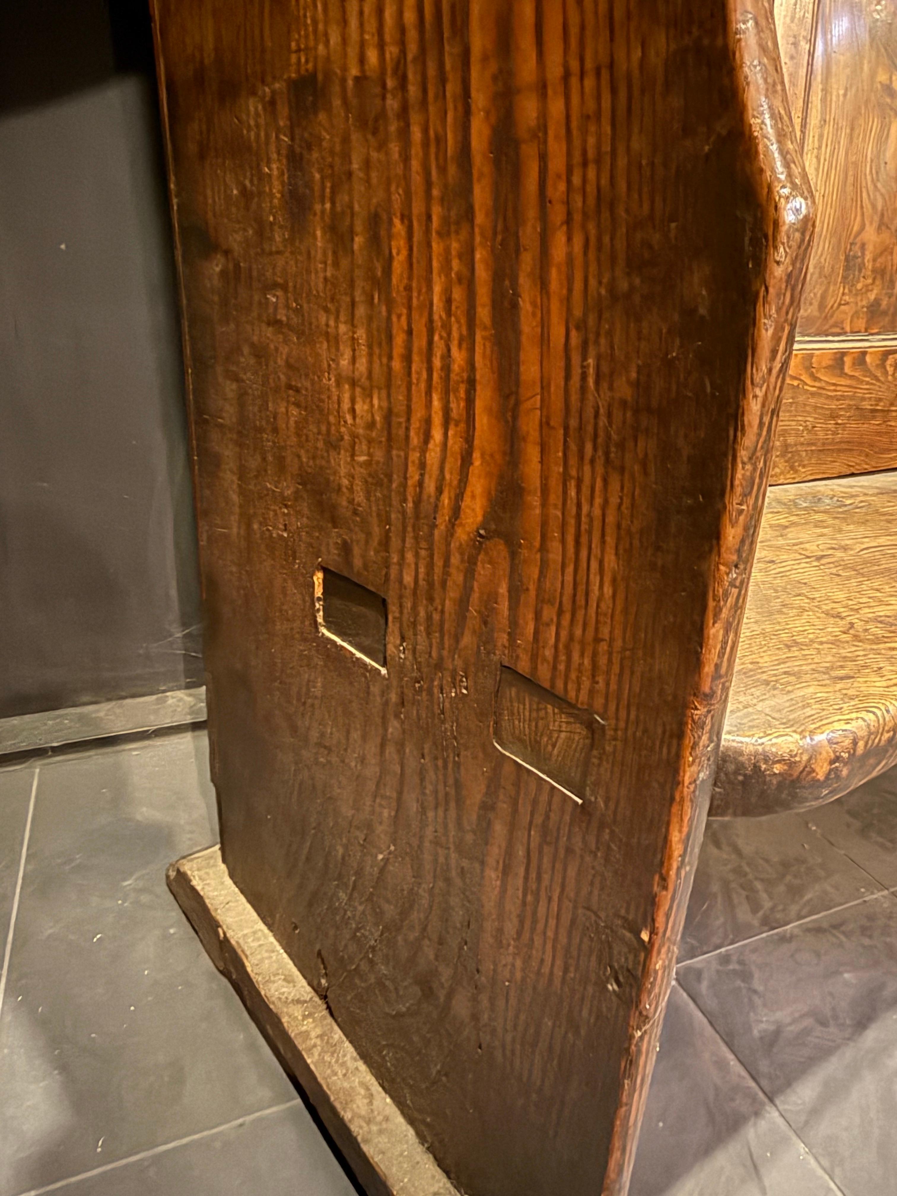 A George III Provincial Elm Bacon Settle, 18th Century For Sale 2