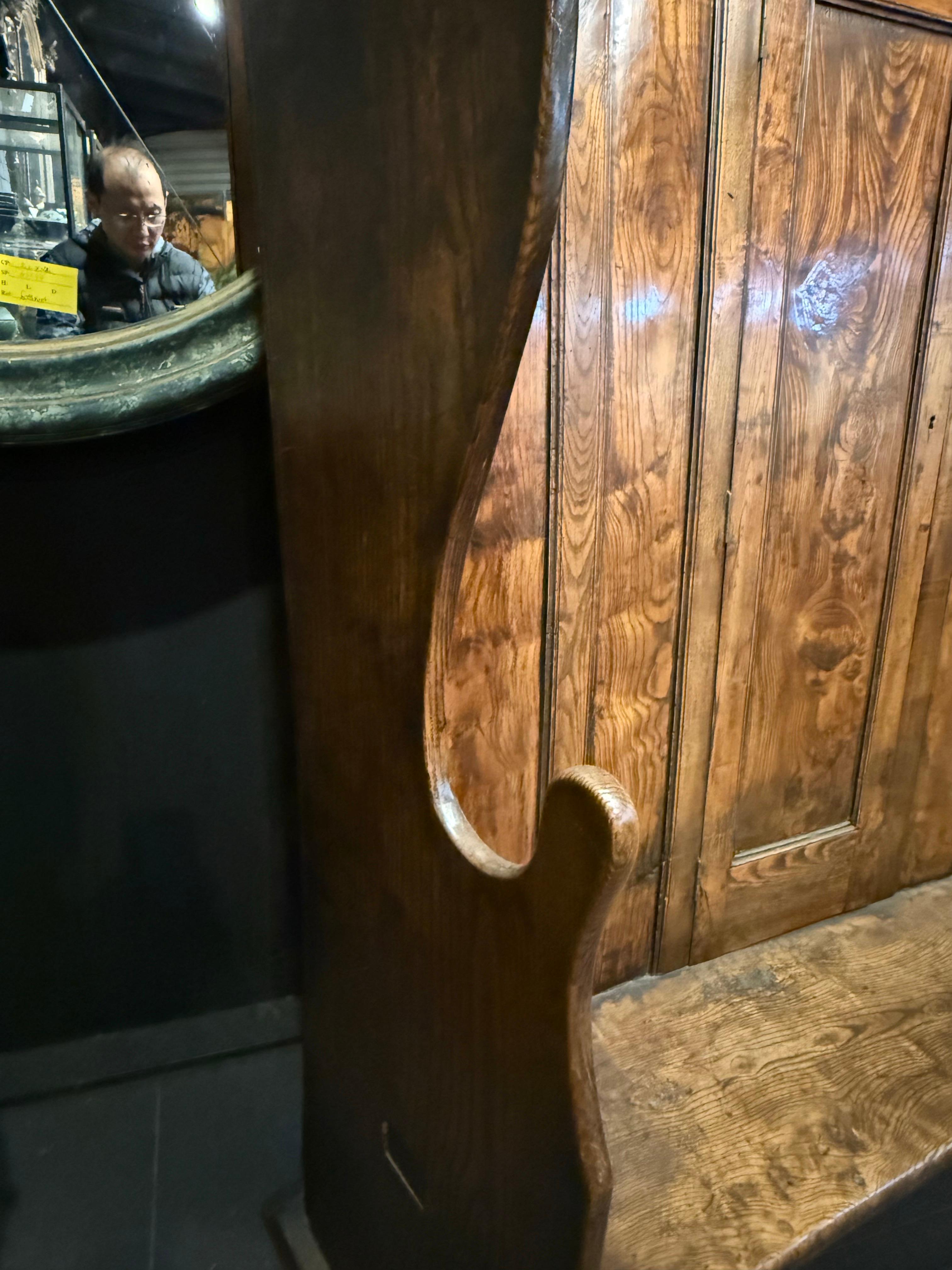 A George III Provincial Elm Bacon Settle, 18th Century For Sale 3