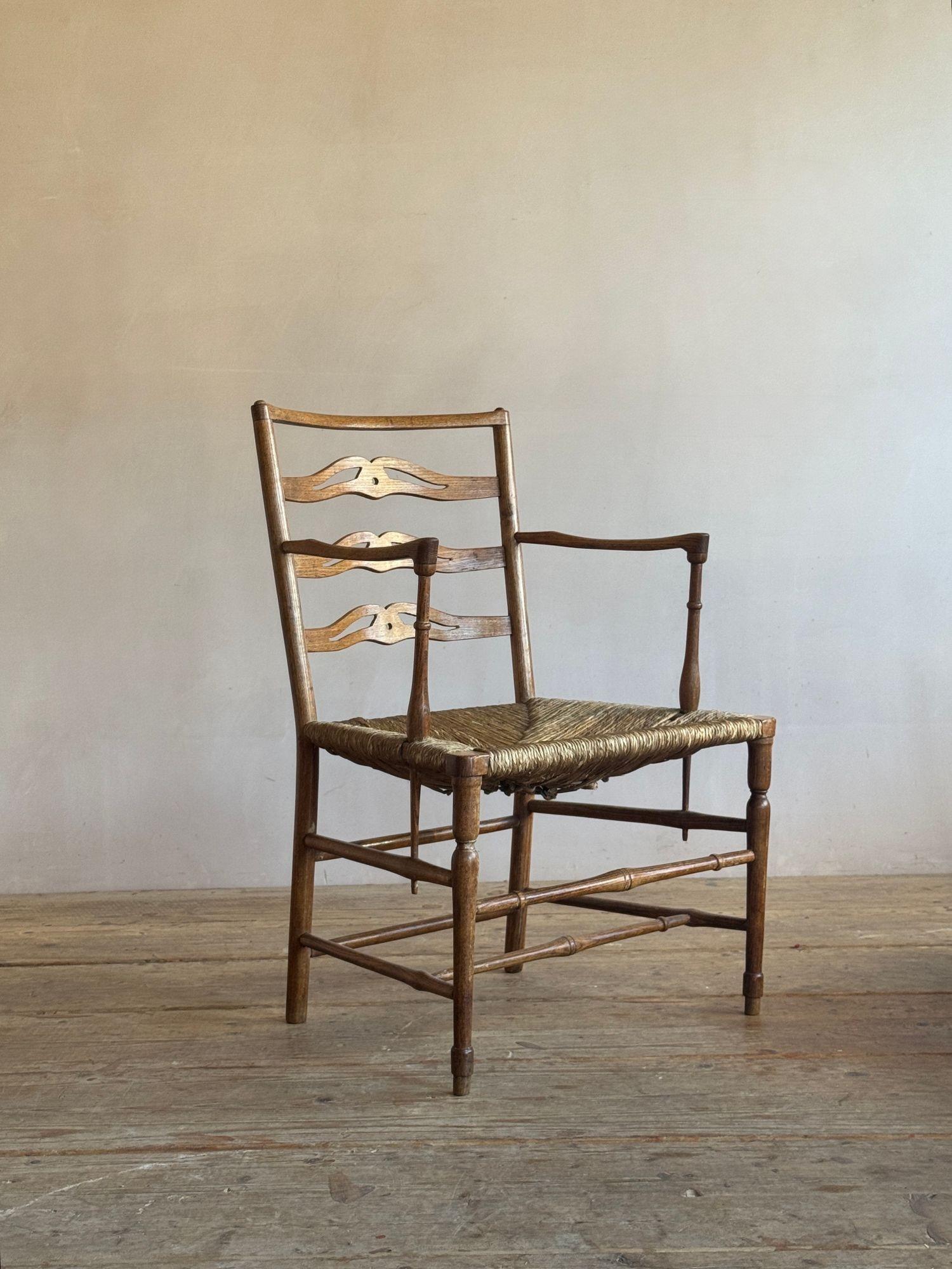 Sillón bajo de fresno con respaldo de escalera calado, con asiento de junco, hacia 1800. A la manera de John Kerry, Evesham. Dimensiones: H respaldo 88cm
Asiento H 42cm
An 59 cm
D 48 cm