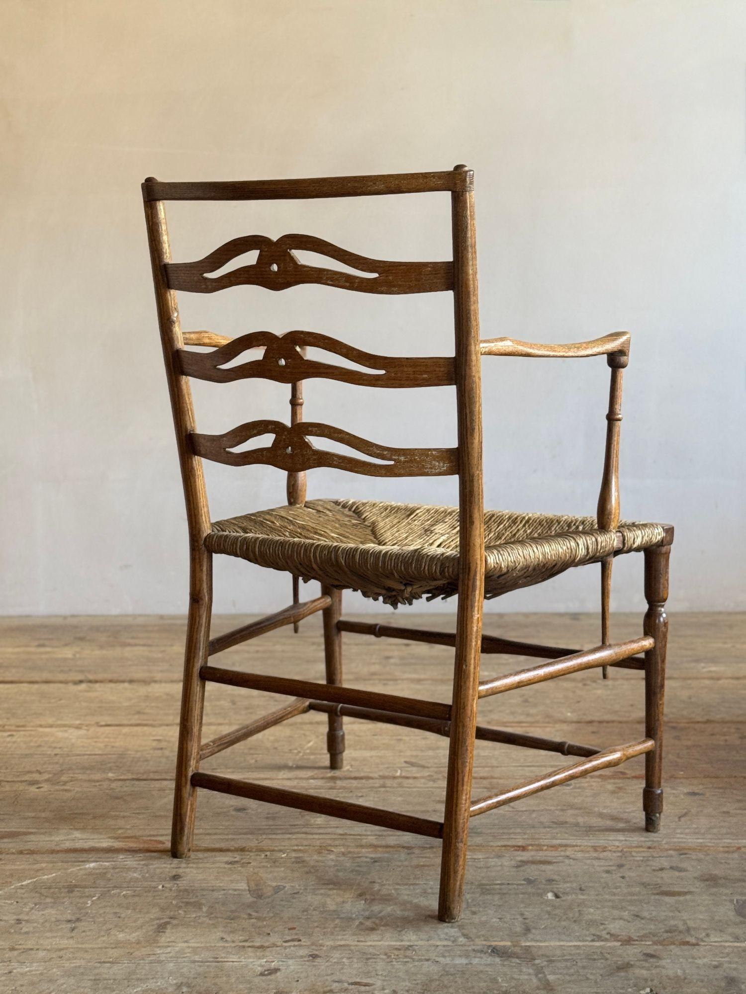 Sillón bajo provincial Jorge III con respaldo de escalera calado en Bueno estado para la venta en Grange-Over-Sands, GB