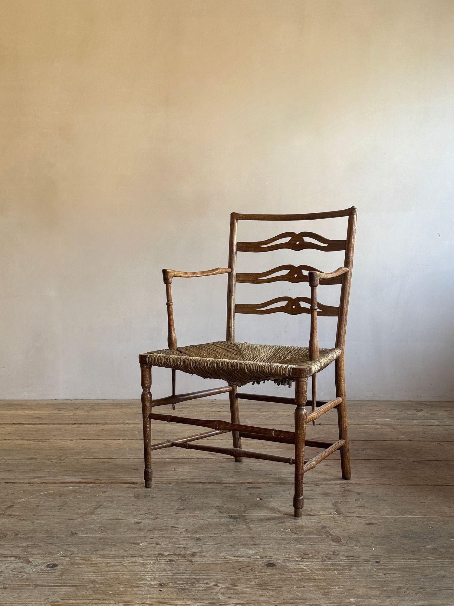 Sillón bajo provincial Jorge III con respaldo de escalera calado en venta 2