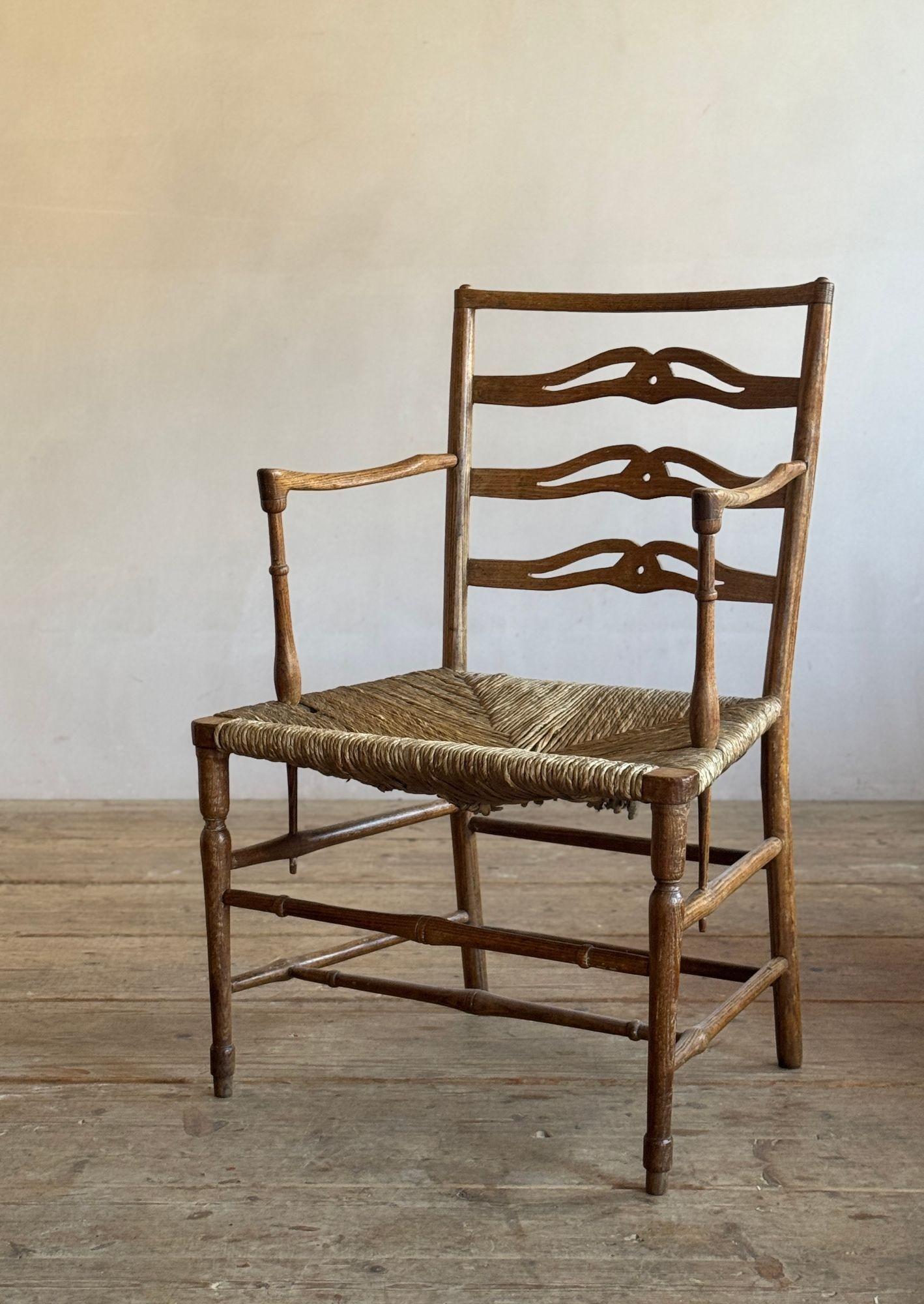Sillón bajo provincial Jorge III con respaldo de escalera calado en venta 3
