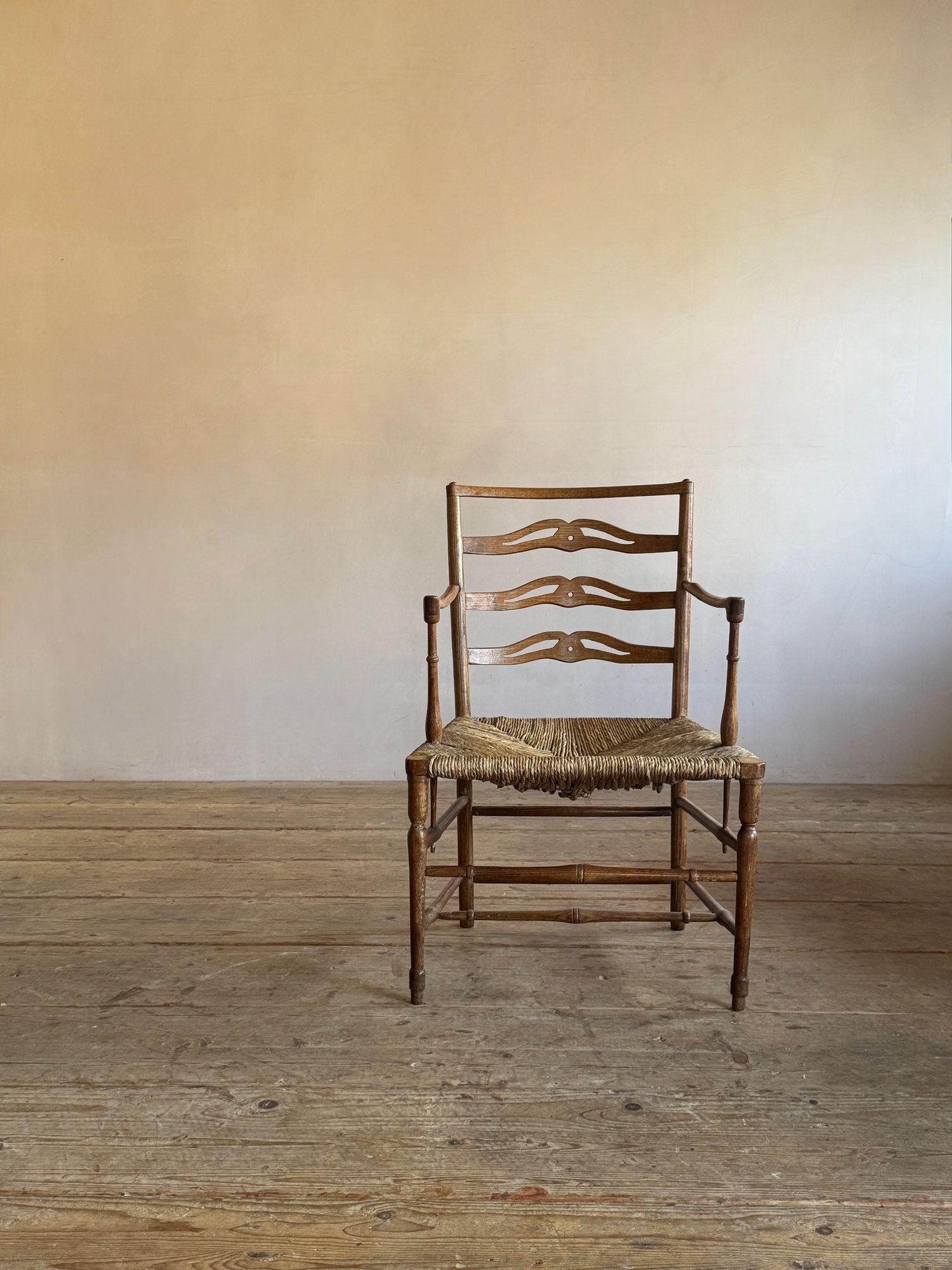 Sillón bajo provincial Jorge III con respaldo de escalera calado en venta 4