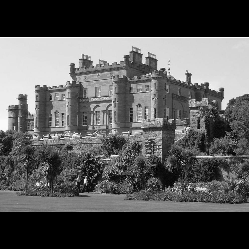 Ein Beistelltisch aus satiniertem Giltholz und Komposition Demi-Lune aus George III. (Britisch) im Angebot