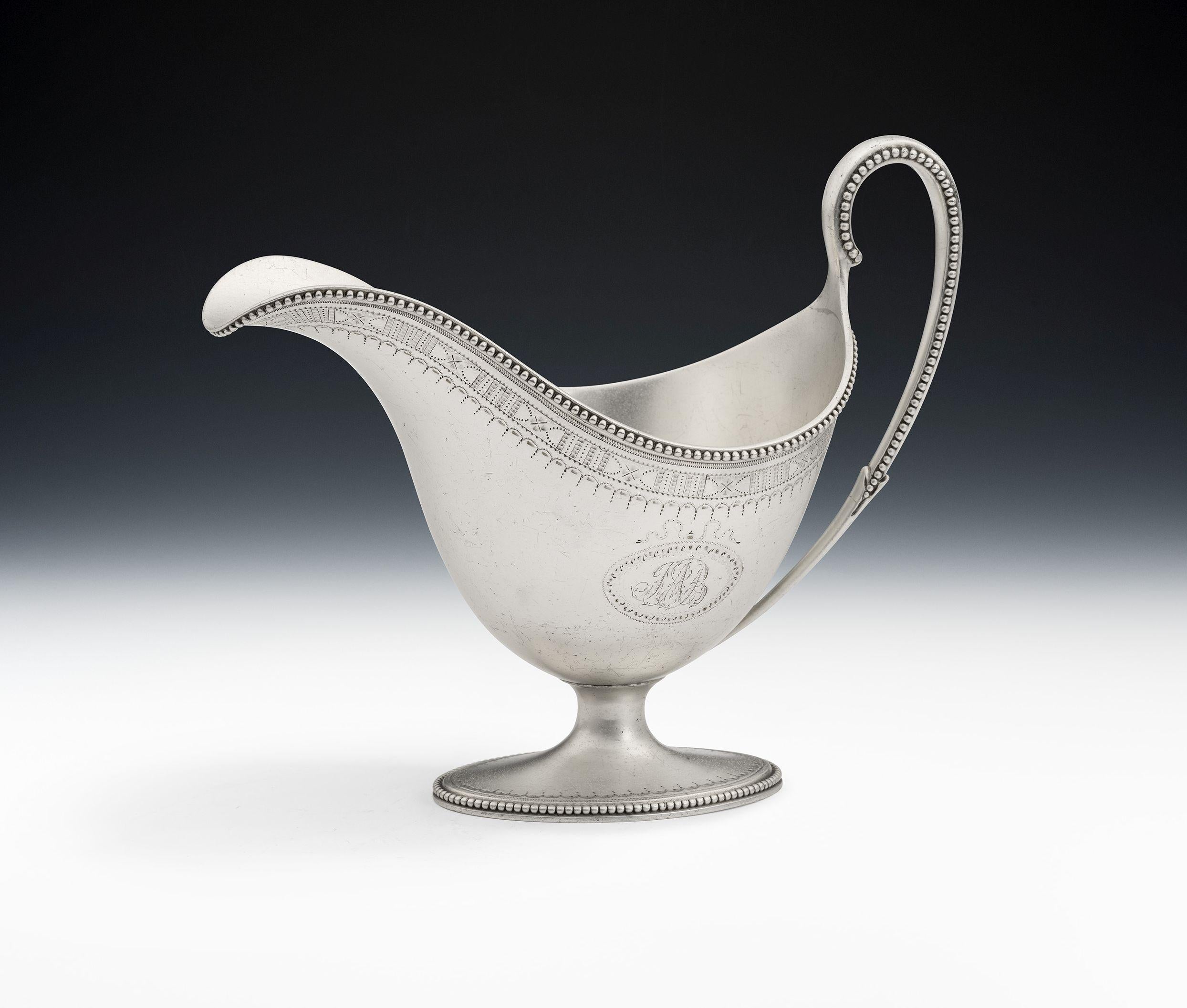 Este finísimo y hermoso Sauceboat se alza sobre un pie de pedestal oval decorado con pedrería aplicada y una banda de brillantes diseños tallados. El cuerpo principal, alto y alargado, también presenta un borde de cuentas y está grabado con un
