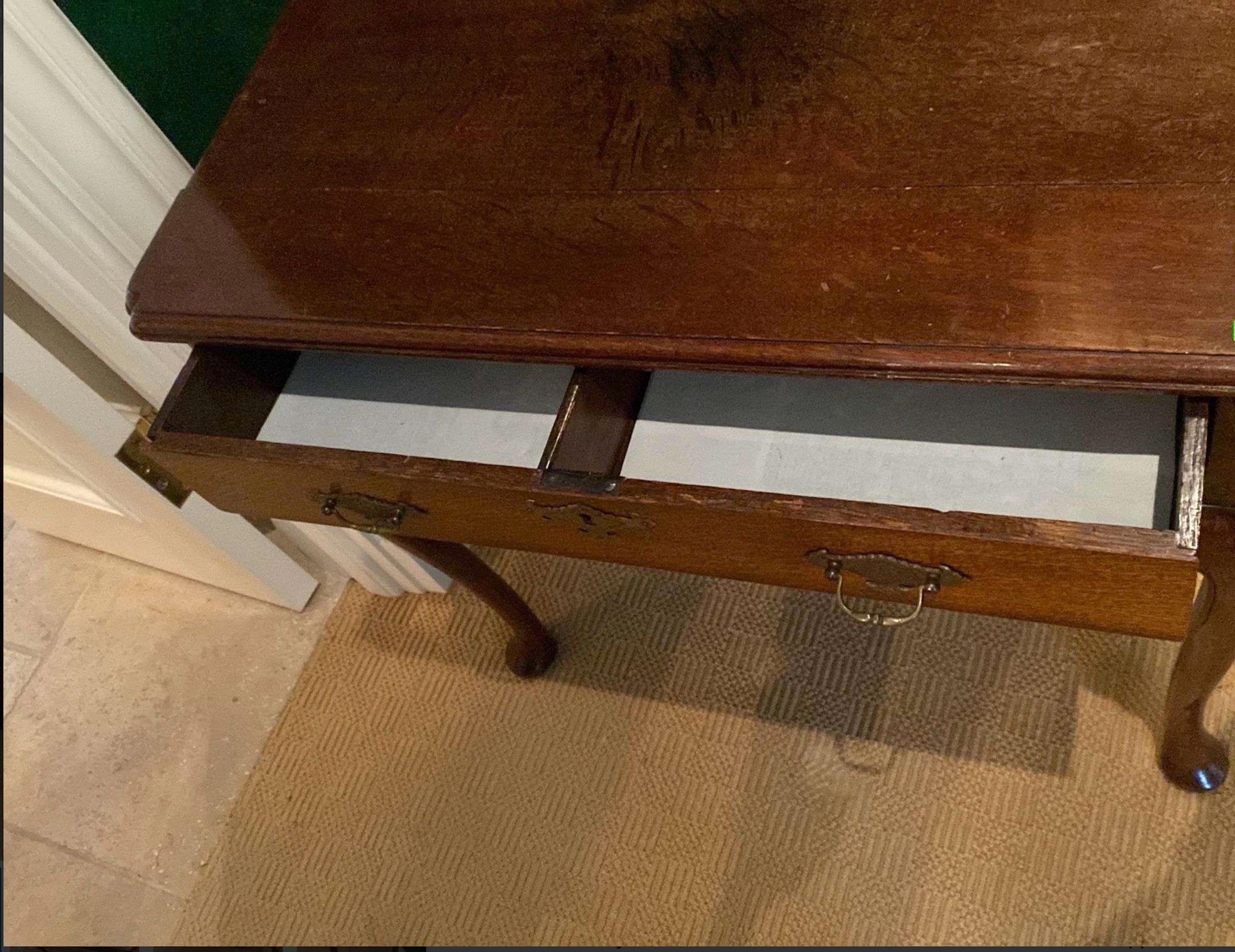 Ein George III Beistelltisch aus Eichenholz mit einer einzigen Schublade und pad Füßen.  Tolle Farbe und Patina.