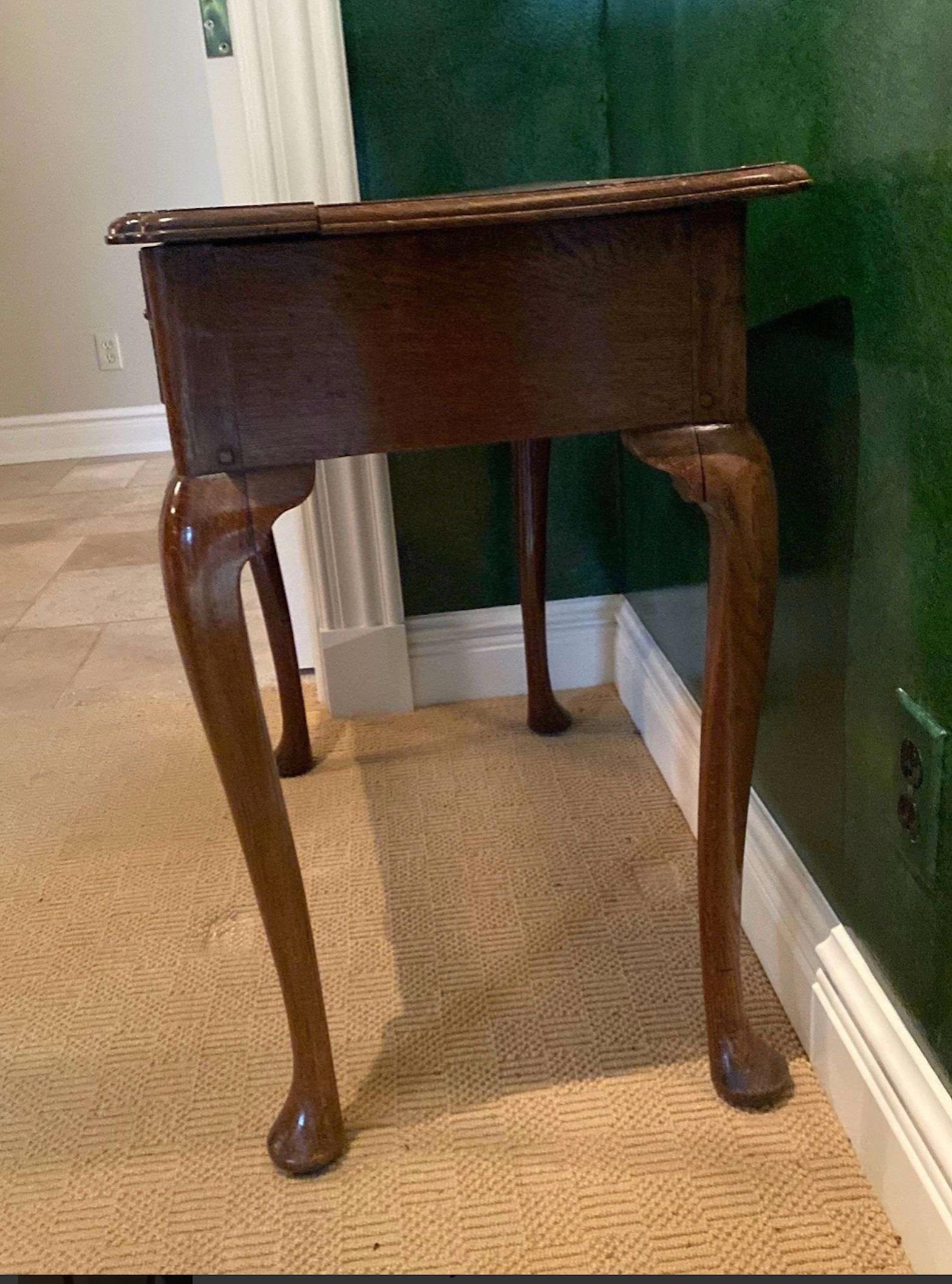 English A George III side table in quarter sawn oak with a single drawer and pad feet.  For Sale