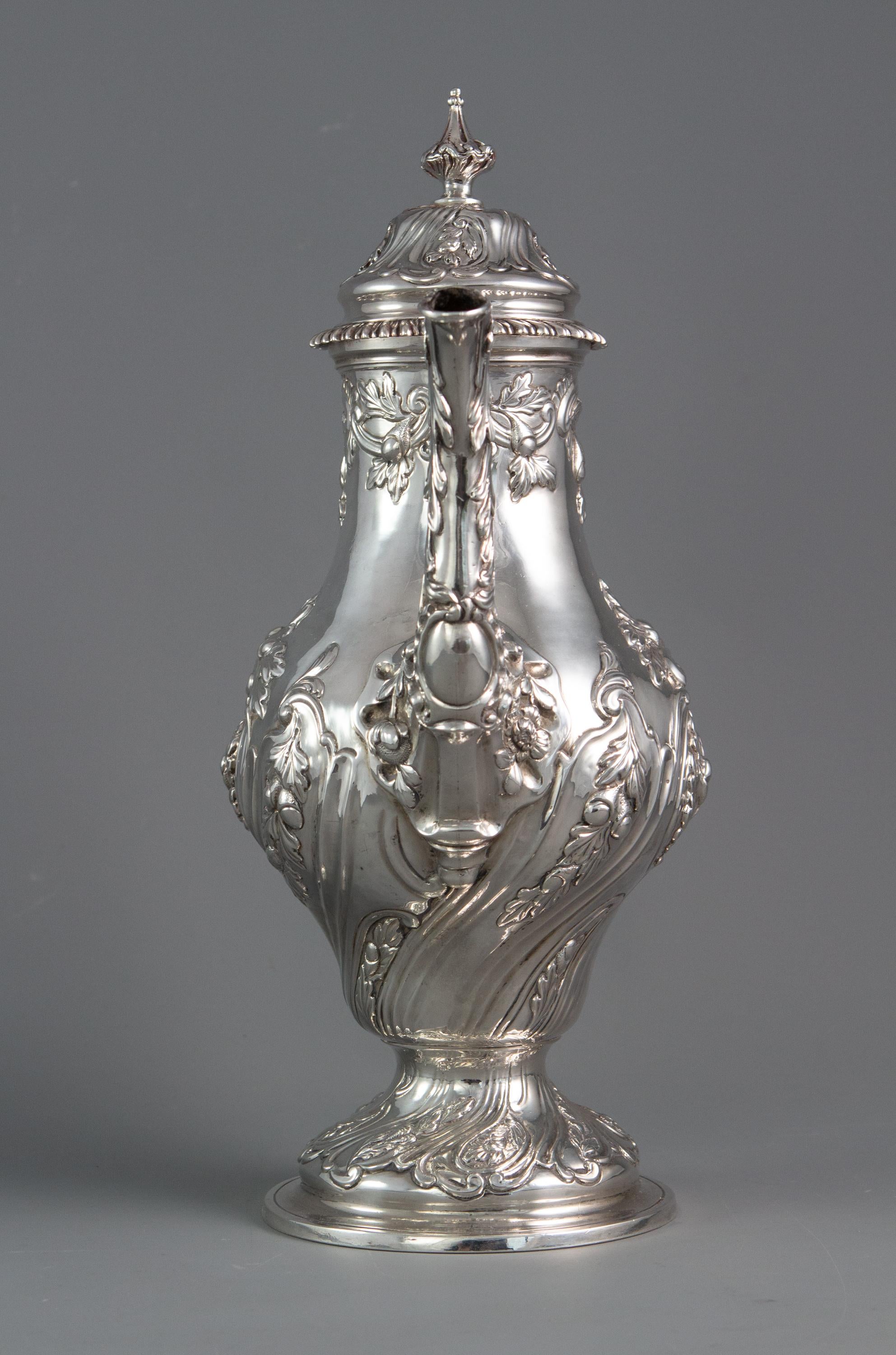 George III Silver Coffee Pot, London 1769 by William Abdy In Good Condition In Cornwall, GB