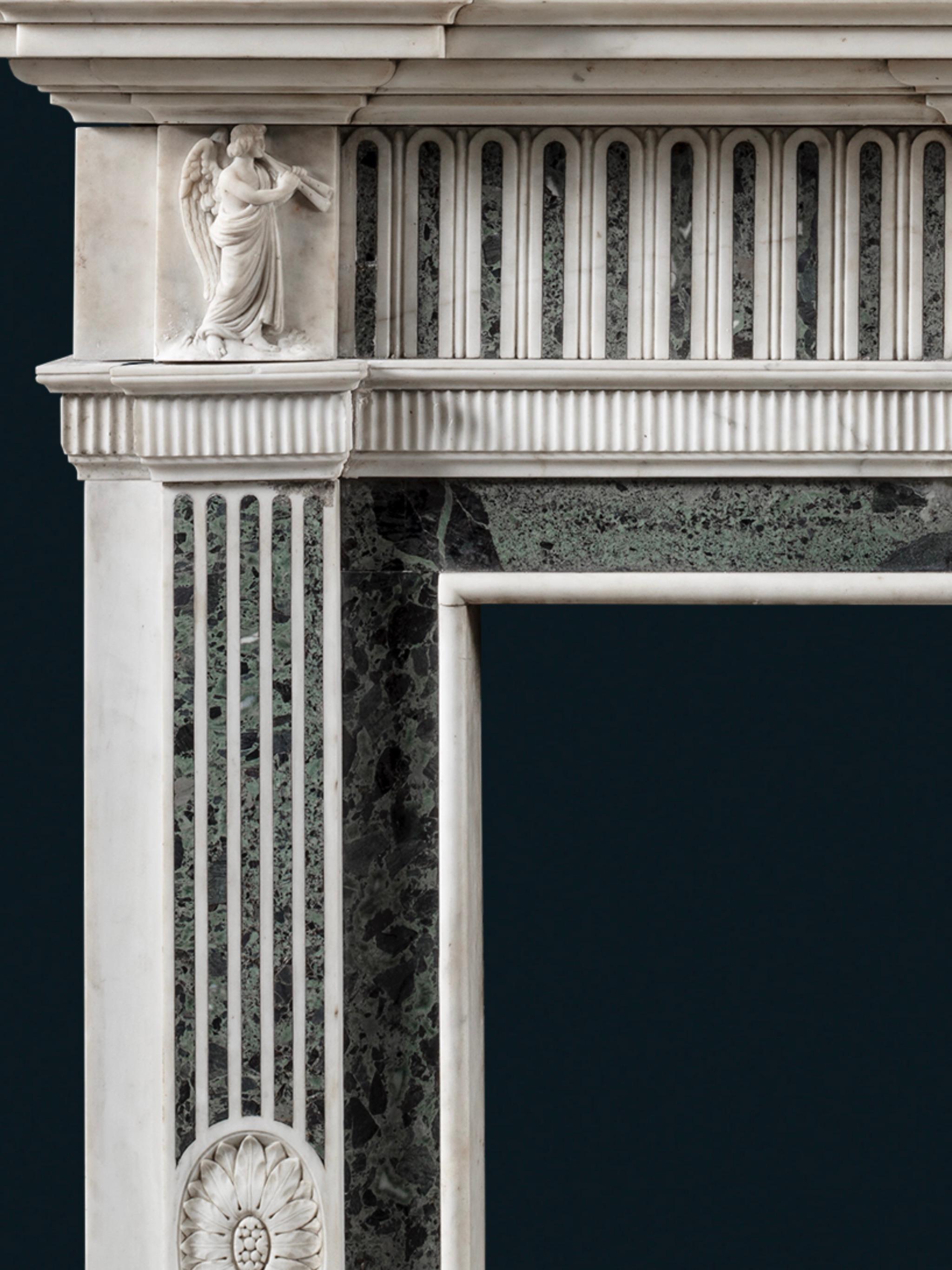 Cheminée raffinée de la fin du XVIIIe siècle en marbre statuaire avec incrustations Verde Antico de la plus haute qualité, vers 1790. Les cannelures des montants sont centrées par des paterae ovales. La frise est centrée par une tablette sculptée en