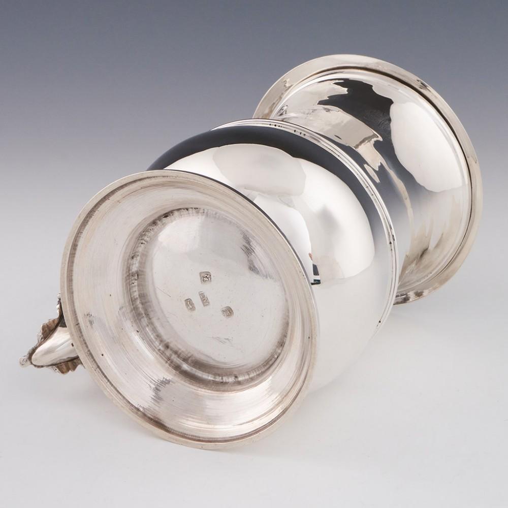 Jarra de cuarto de litro con tapa abovedada de plata de ley de Jorge III Londres, 1766 siglo XVIII y antes en venta