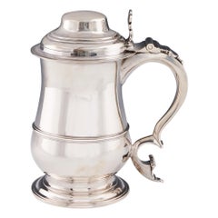 Un boccale da quartino con coperchio a cupola in argento sterling di Giorgio III Londra, 1766