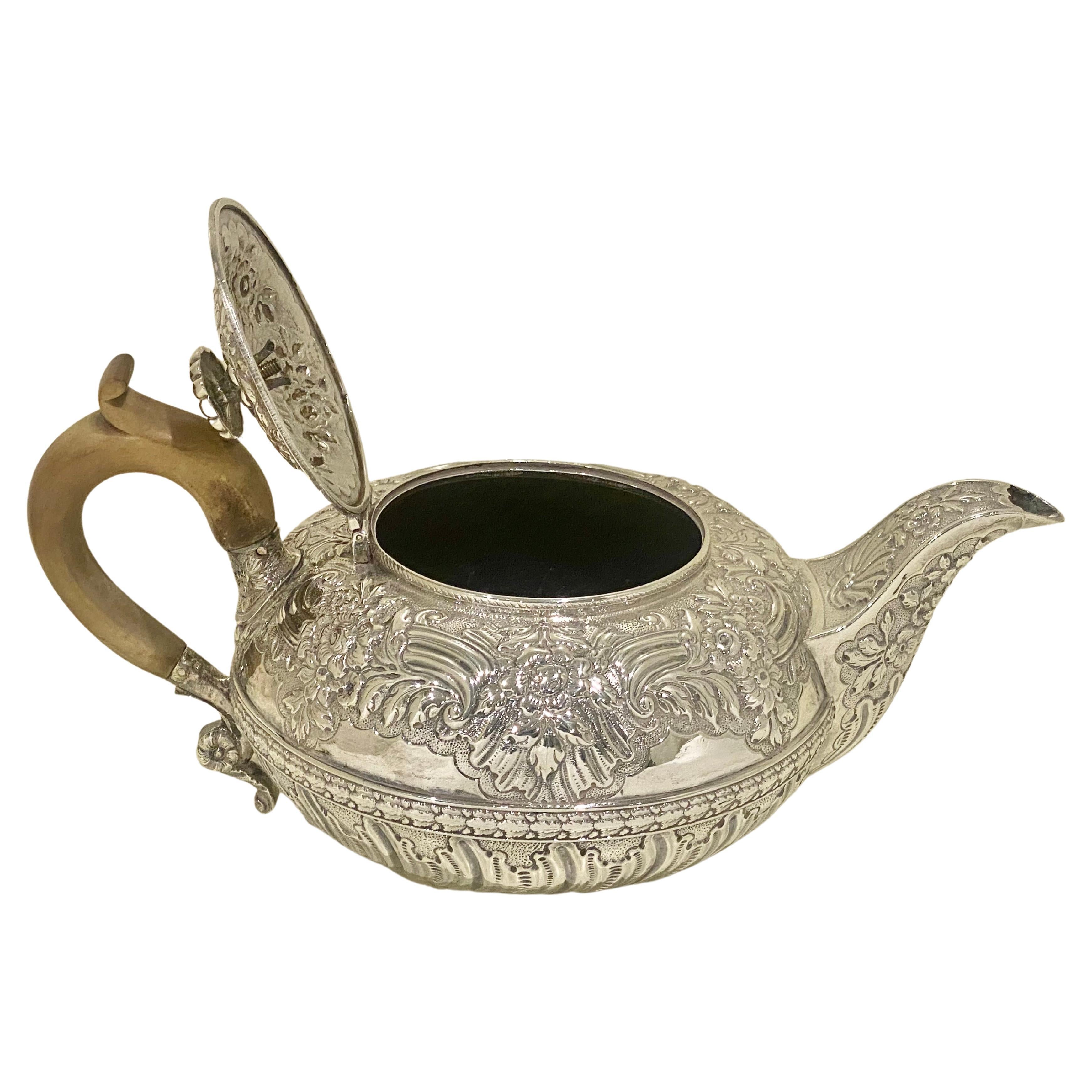 Teekanne aus Sterlingsilber von Robert Hennell II. aus der Zeit George III. London 1819 im Angebot 1