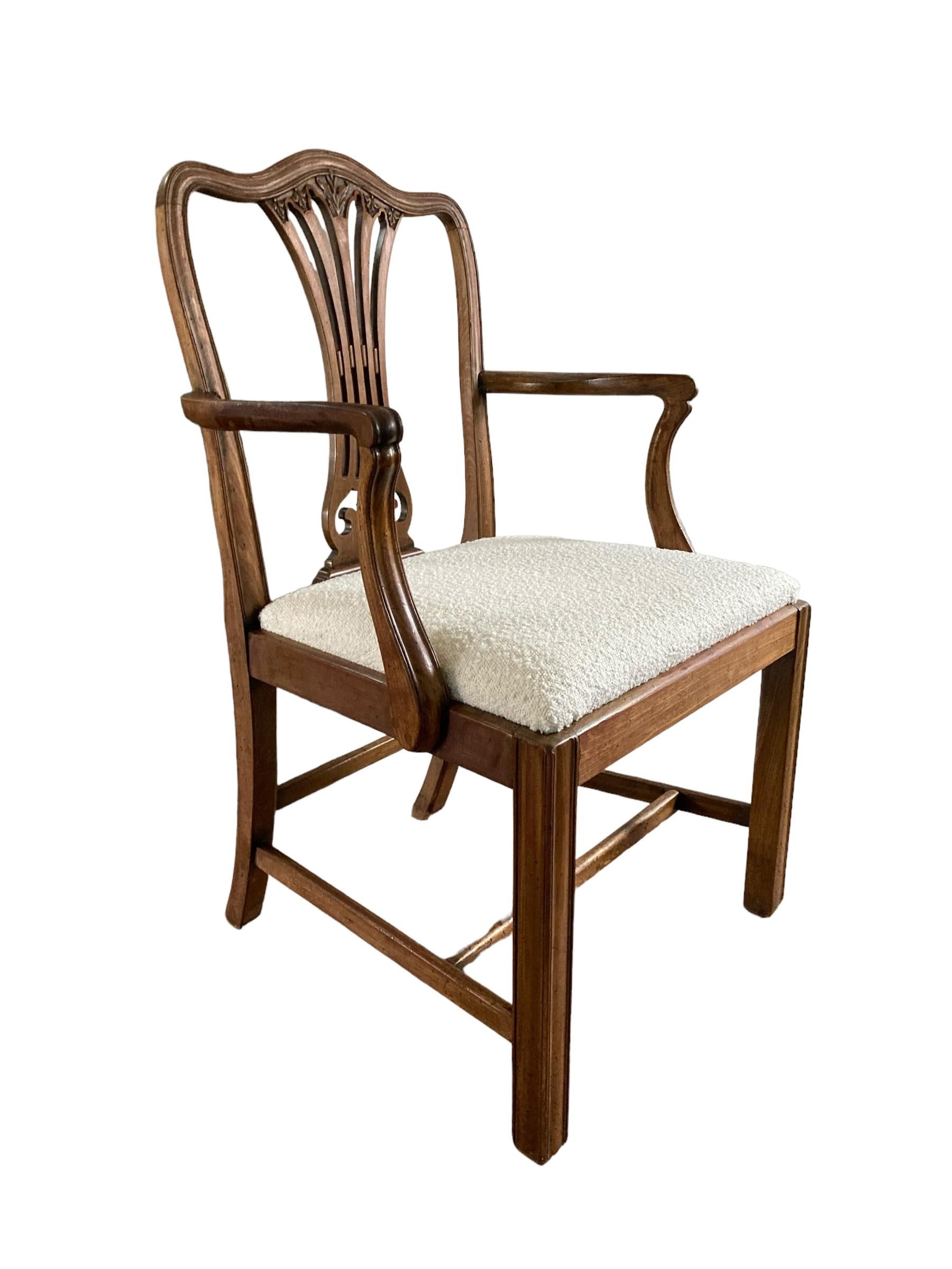 Fauteuil de style George III à la manière de Thomas Chippendale, retapissé en tissu Boucle de Paris blanc.

Tout est d'origine, avec un nouveau siège rembourré. Merveilleuses sculptures reposant sur quatre pieds en acajou. Les accoudoirs sont