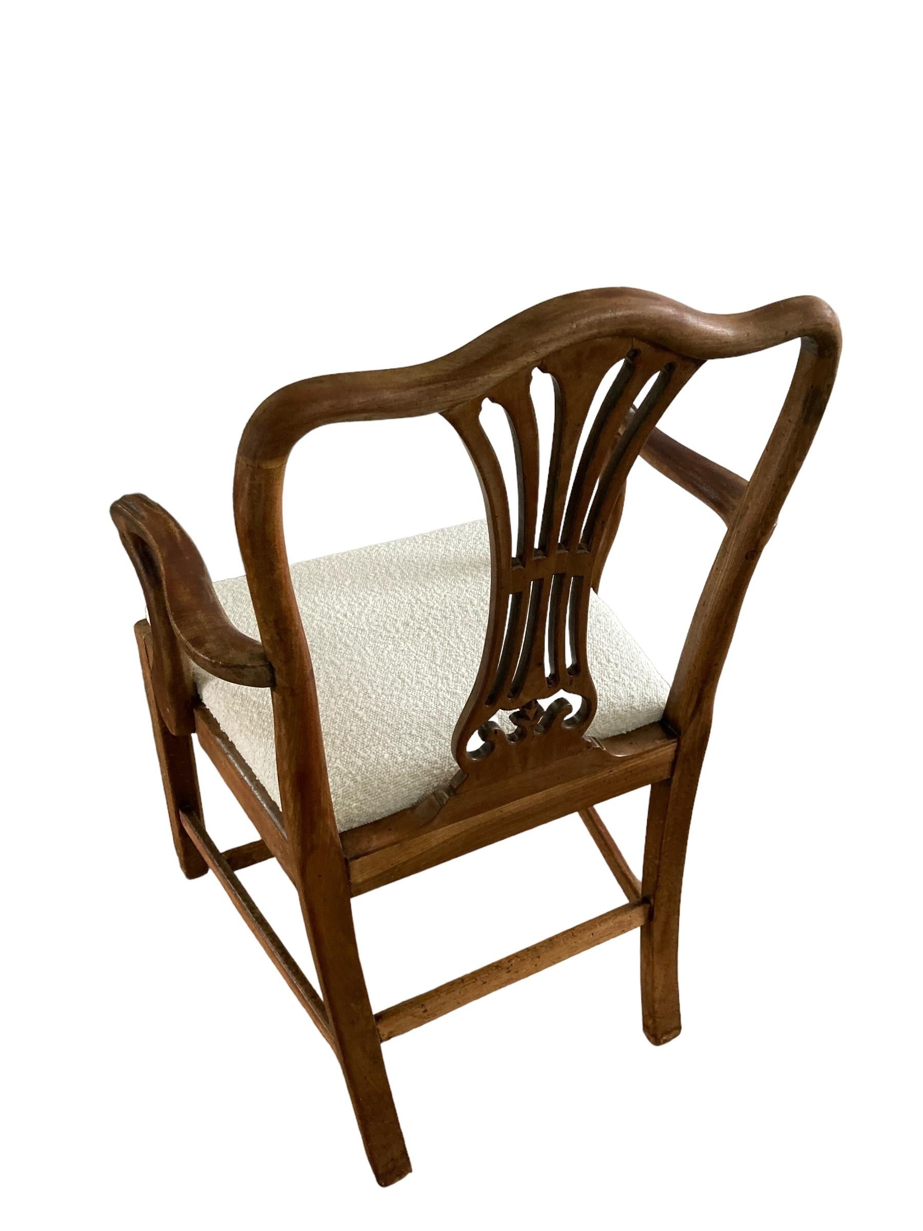 Bouclé Un fauteuil de style George III à la manière de Thomas Chippendale en vente