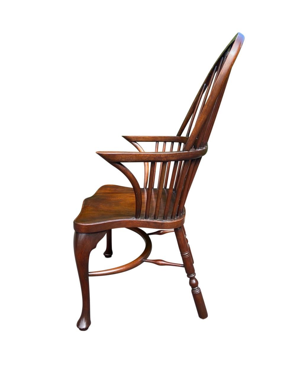 Ein geschnitzter Mahagoni-Sessel im Hepplewhite-Stil im Stil von George III, Royal Windsor. Dieses ungewöhnliche Modell eines Windsor-Stuhls stammt aus dem frühen 20. Jahrhundert, basiert aber auf einem zeitgenössischen Modell. Die Leiste ist mit