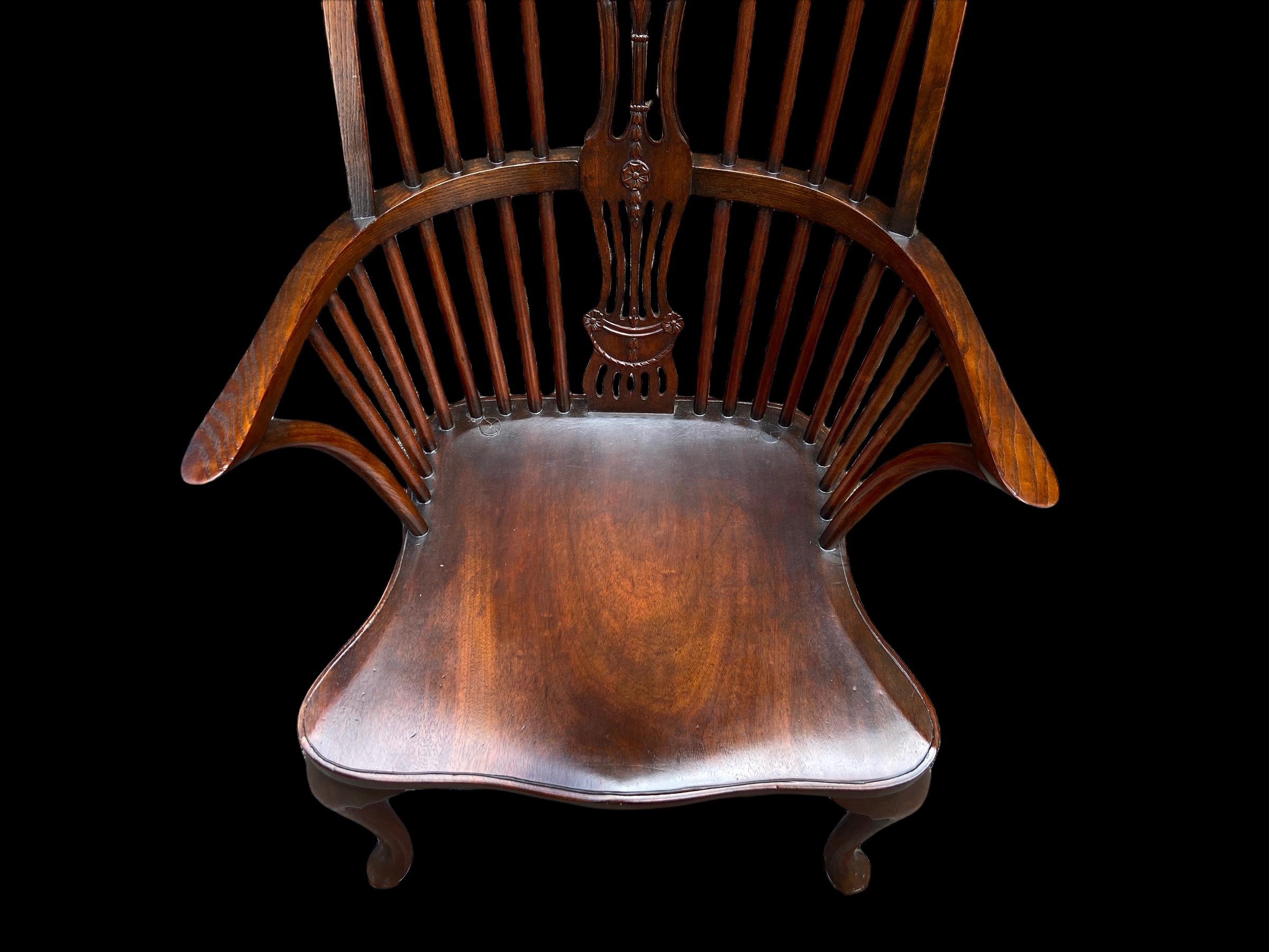 George III Style Carved Mahogany Windsor Armchair in the Hepplewhite Style In Good Condition For Sale In Henley-on-Thames, Oxfordshire