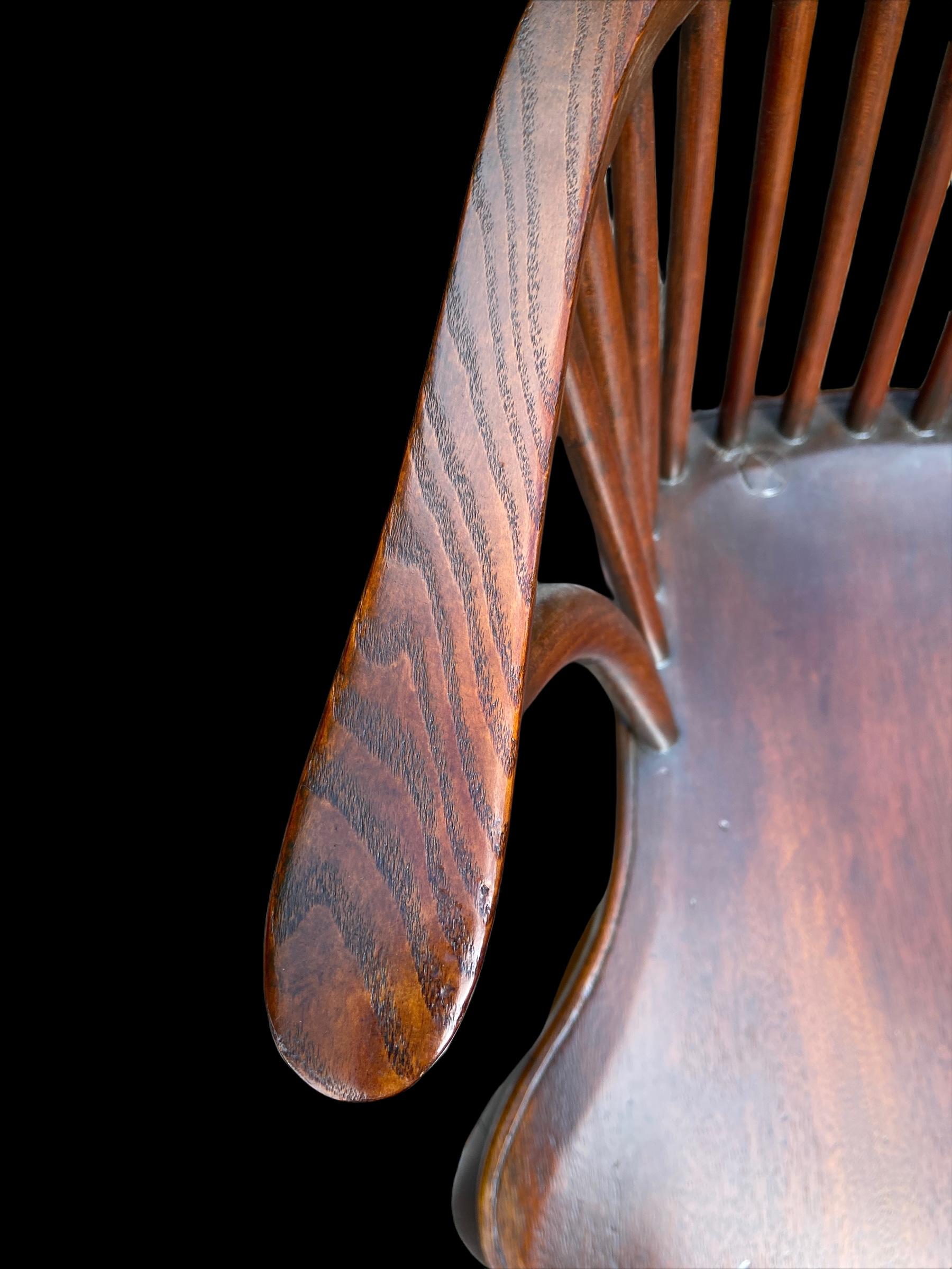 Geschnitzter Mahagoni-Winsor-Sessel im George-III-Stil im Hepplewhite-Stil (20. Jahrhundert) im Angebot