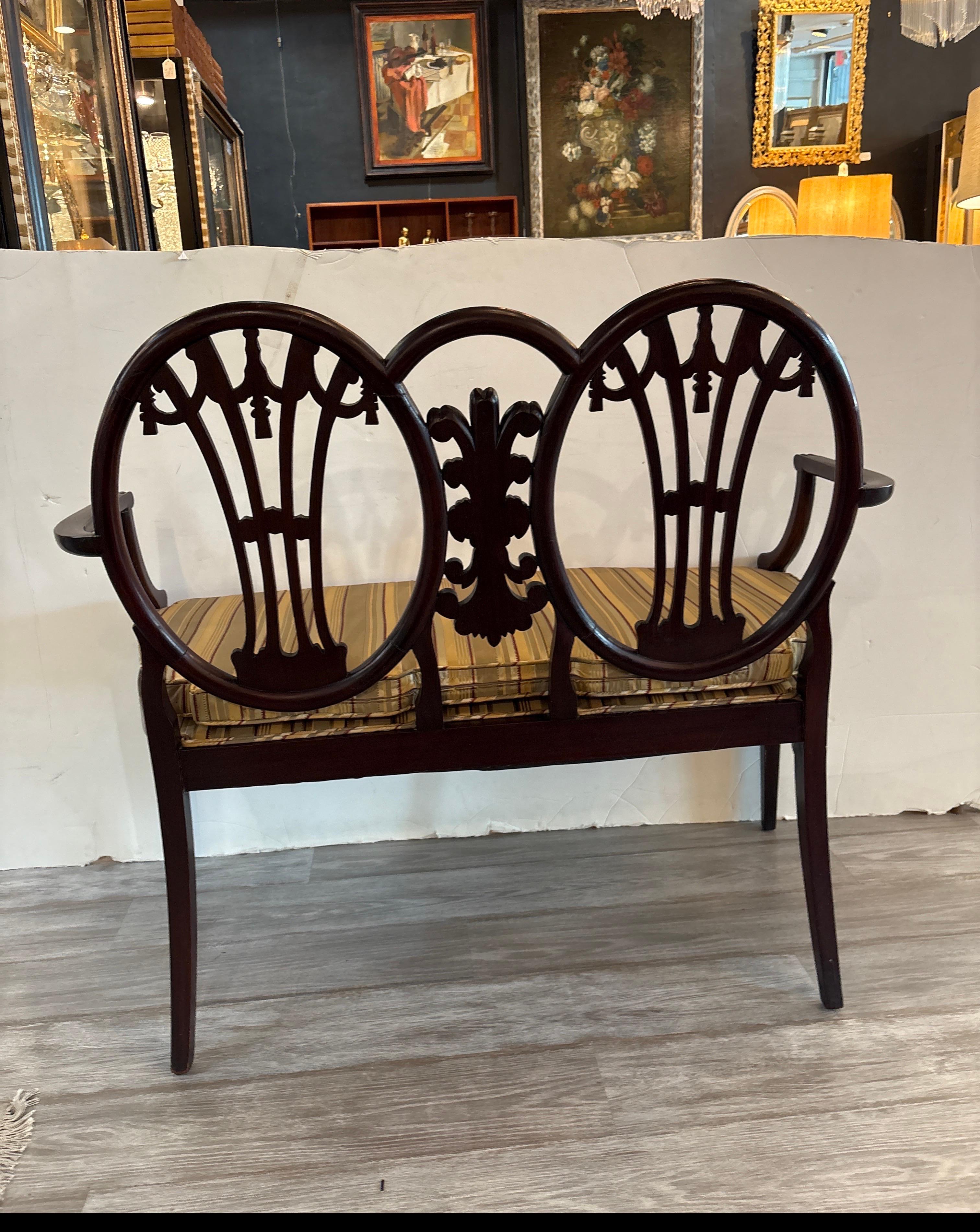 A George III Style Hand Carved Mahogany Settee, Late 19th Century For Sale 1