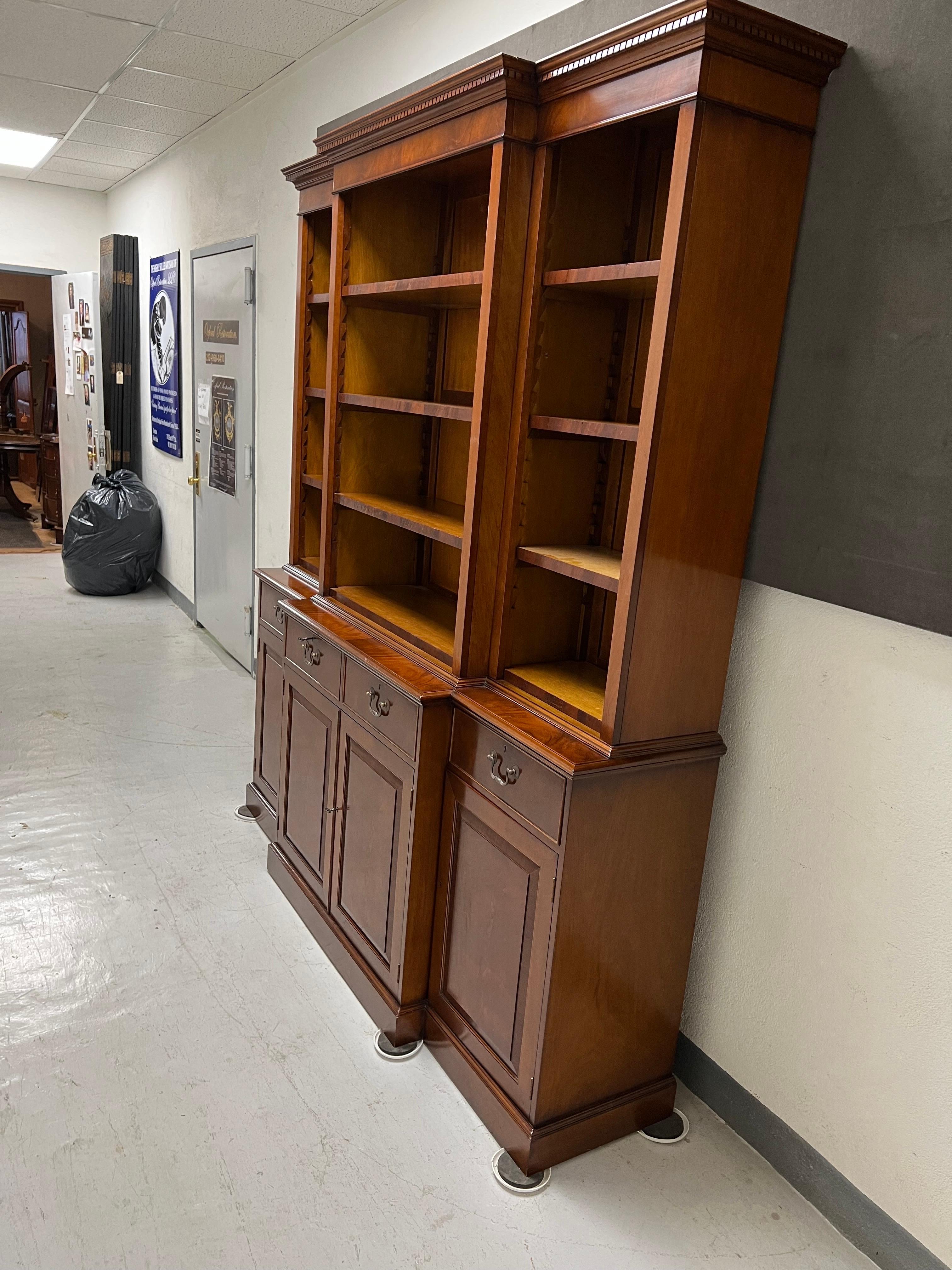 A George III Style Mahogany Open Breakfront Bookcase  In Good Condition In New York, NY