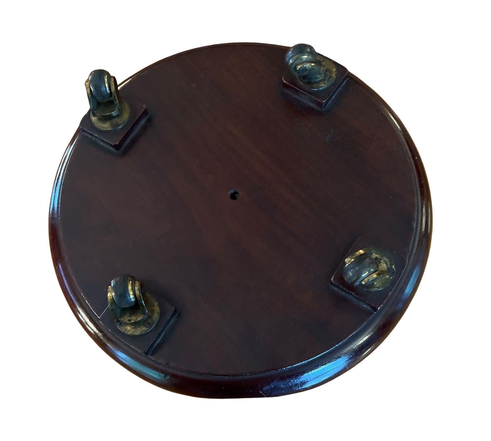 The round coaster with reeder lip border on 4 brass casters