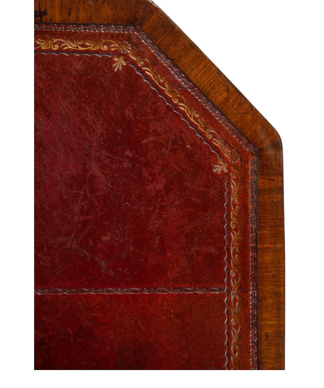 Ein Mahagoni-Schreibtisch aus George III
19. Jahrhundert mit zwei Dias. Tolle Farbe und Patina.
Maße: Höhe 31 x Breite 48 1/4 x Tiefe 22 Zoll.