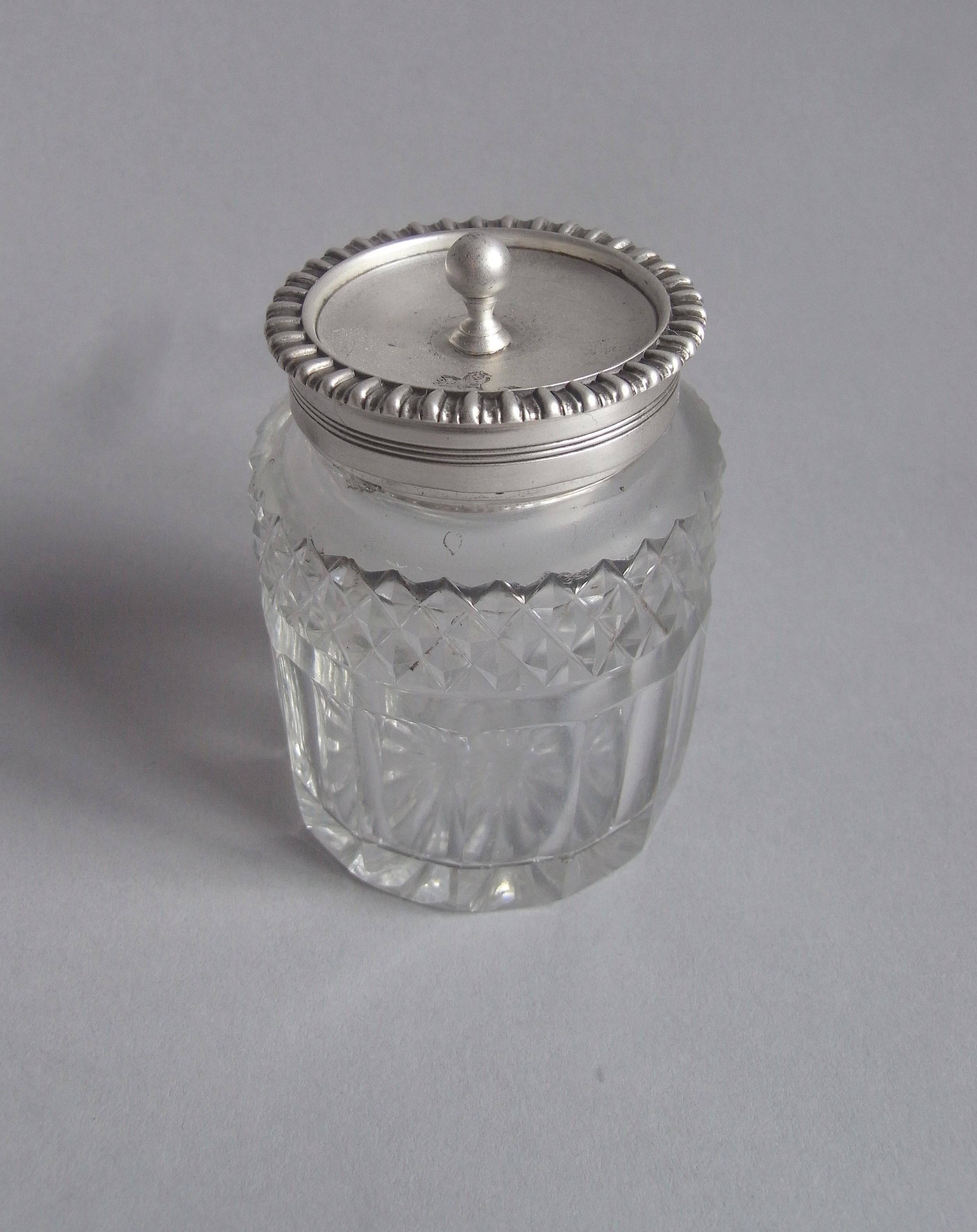 Georg III. Drei-Flaschen-Tintenfass:: hergestellt in London 1810 von Emes & Barnard im Angebot 2