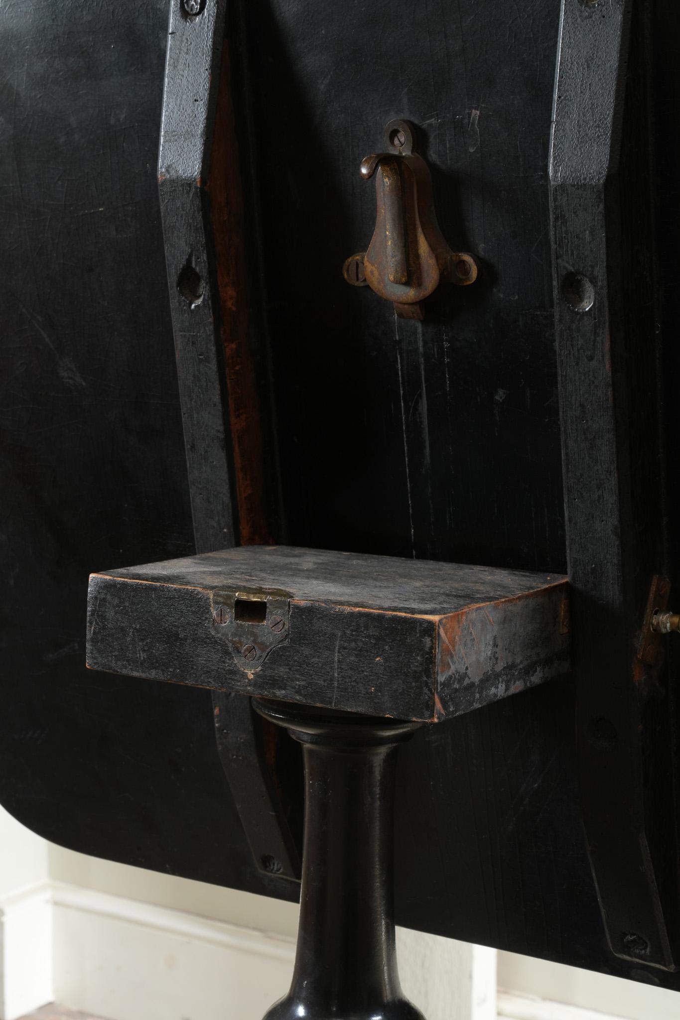 Ein Chinoiserie-Tisch mit Kippplatte von George III (Englisch) im Angebot