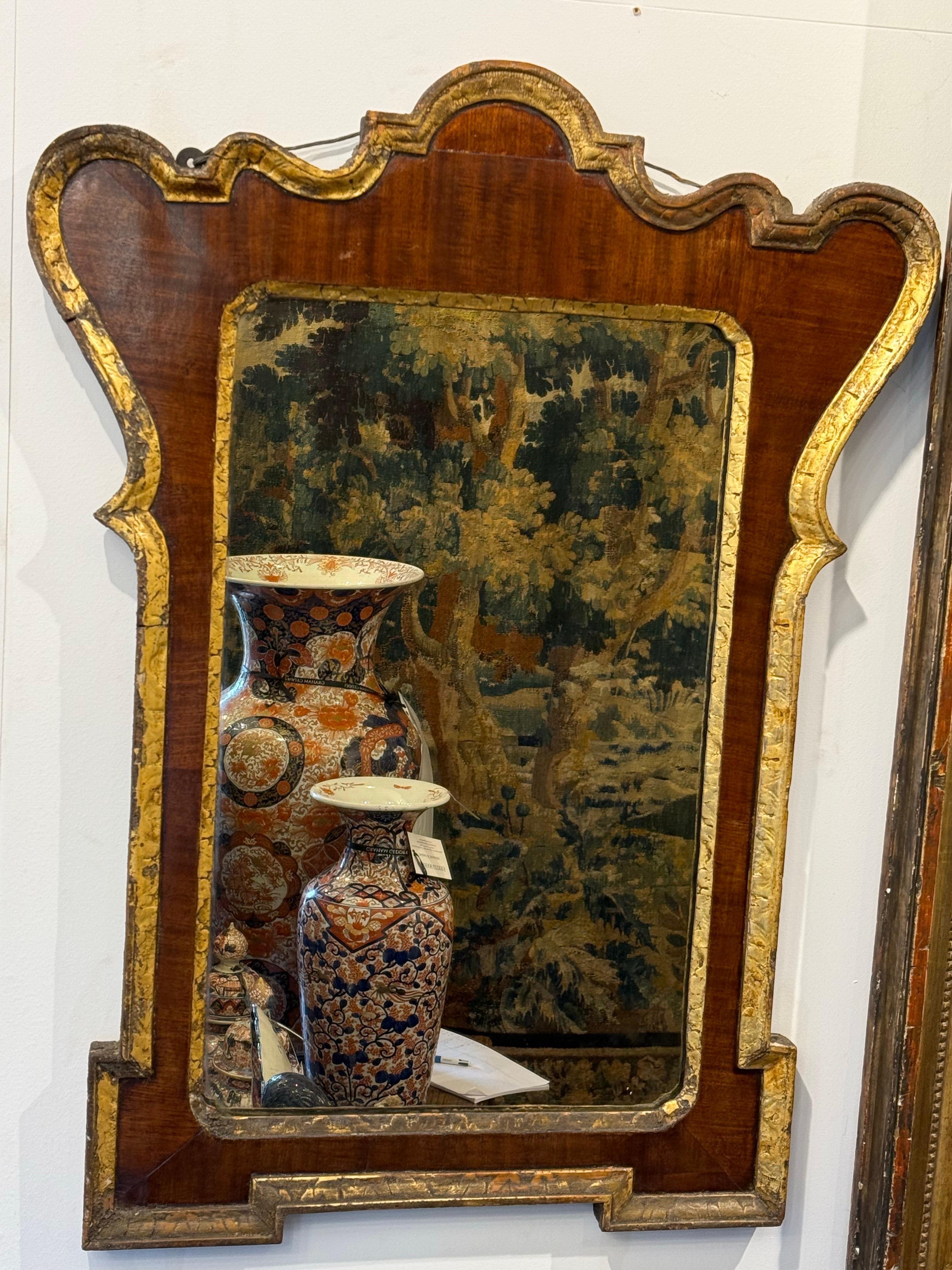 Specchio da parete in legno dorato di Giorgio III, fine del XVIII secolo
Con impiallacciatura in radica di noce.

Provenienza: Collezione privata di Melbourne.

Dimensioni:
Altezza: 91 cm.
Larghezza: 70 cm.
Profondità: 4 cm.