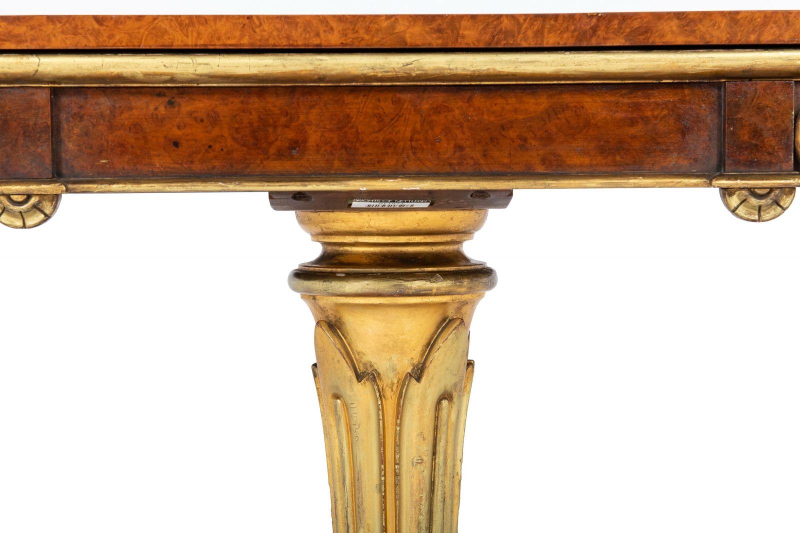Milieu du XIXe siècle Table à cartes George IV en amboyna et bois doré attribuée à Morel et Seddon en vente