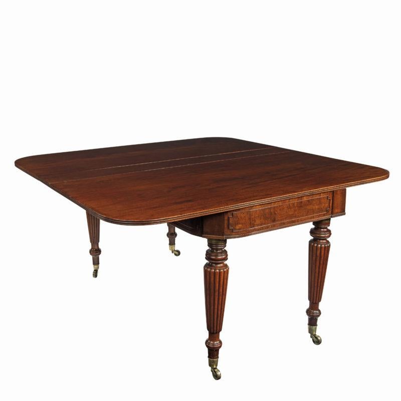 A George IV campaign dining table by Charles Stewart with five additional leaves In Good Condition For Sale In Lymington, Hampshire
