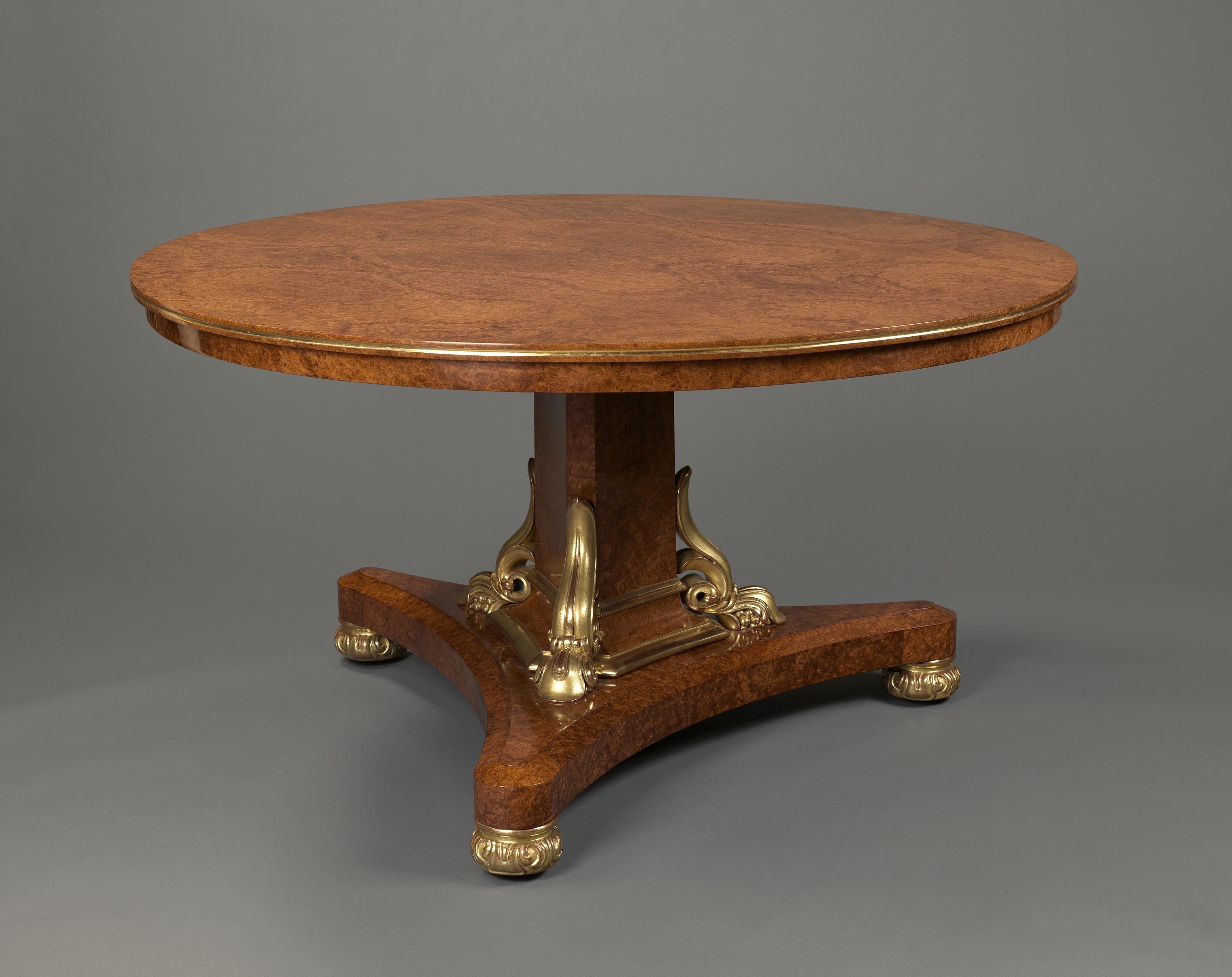 Une très belle table centrale en Amboyna doré parcellaire de George IV attribuée à Thomas et George Seddon. 

Anglais, vers 1830. 

La table est en Amboyna finement figuré avec un plateau circulaire basculant au-dessus d'une colonne triforme avec