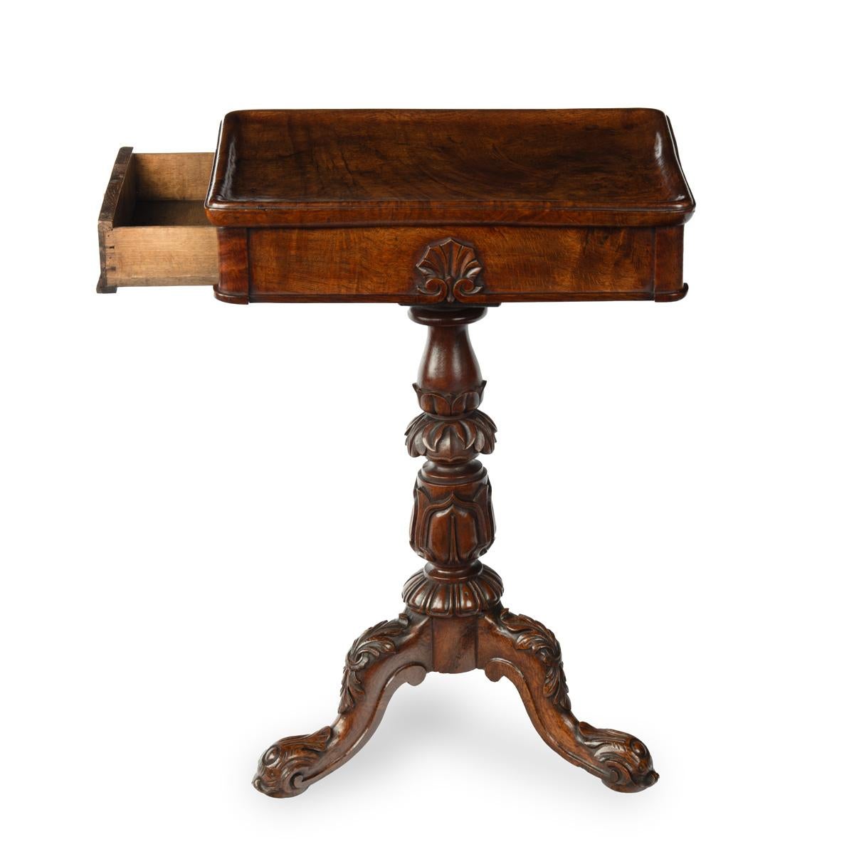 A George IV highly figured oak tripod side table attributed to Gillows In Good Condition For Sale In Lymington, Hampshire