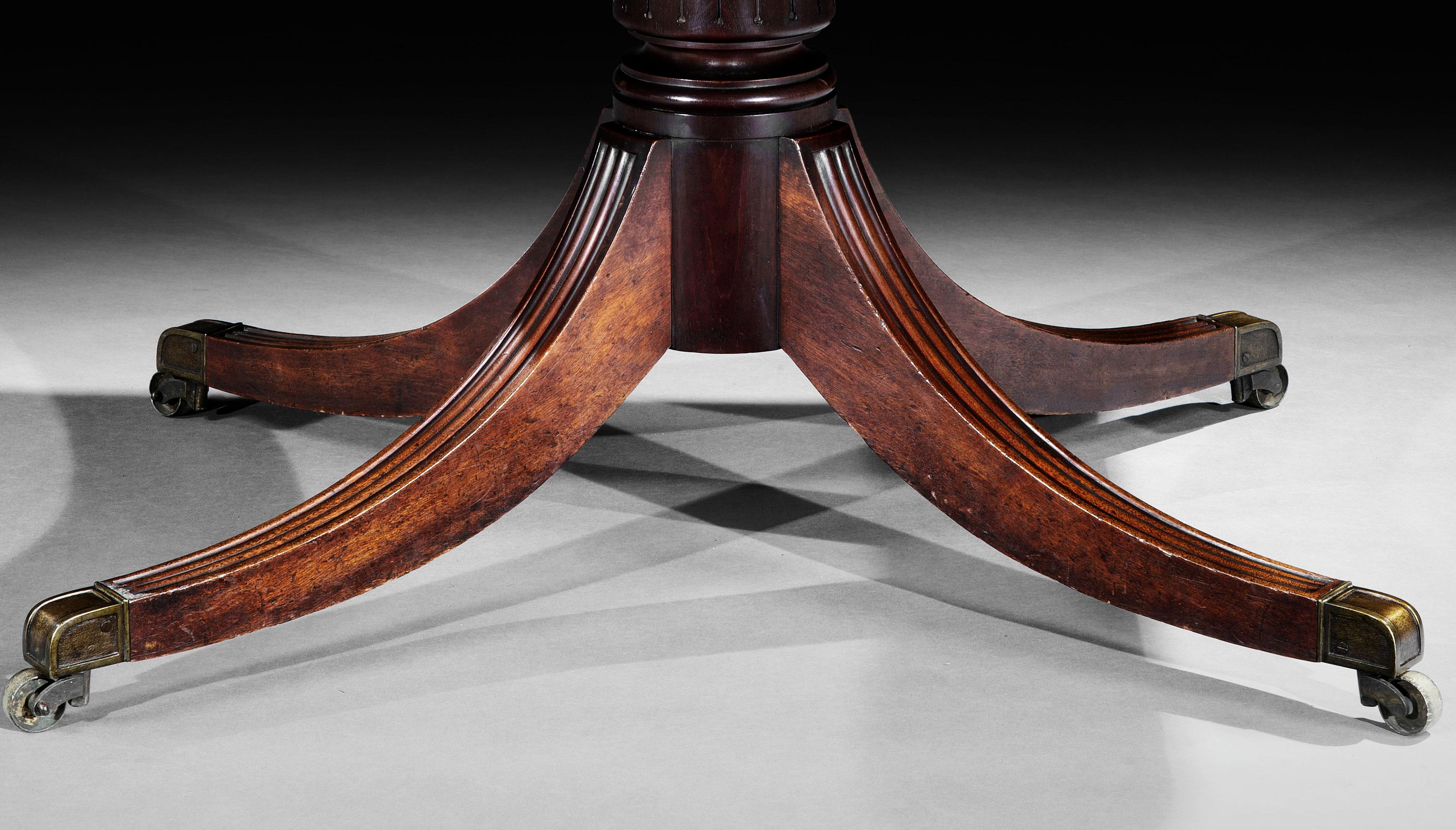 A George IV Mahogany Three Pillar Dining Table In Good Condition For Sale In Dublin, GB