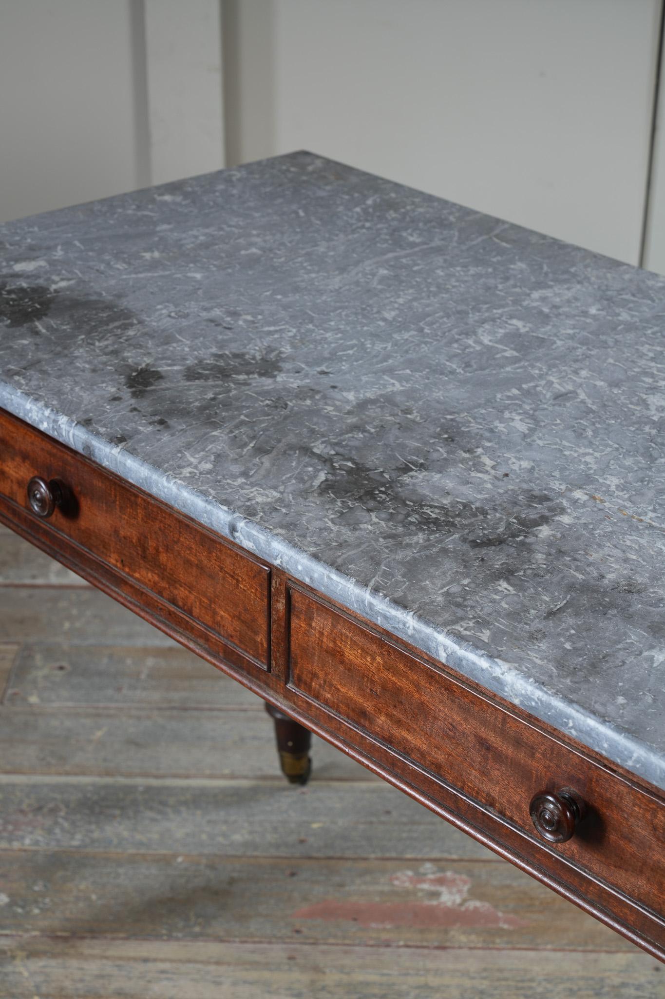 Schreibtisch aus Mahagoni im George-IV-Stil mit Fossil-Marmorplatte im Angebot 7