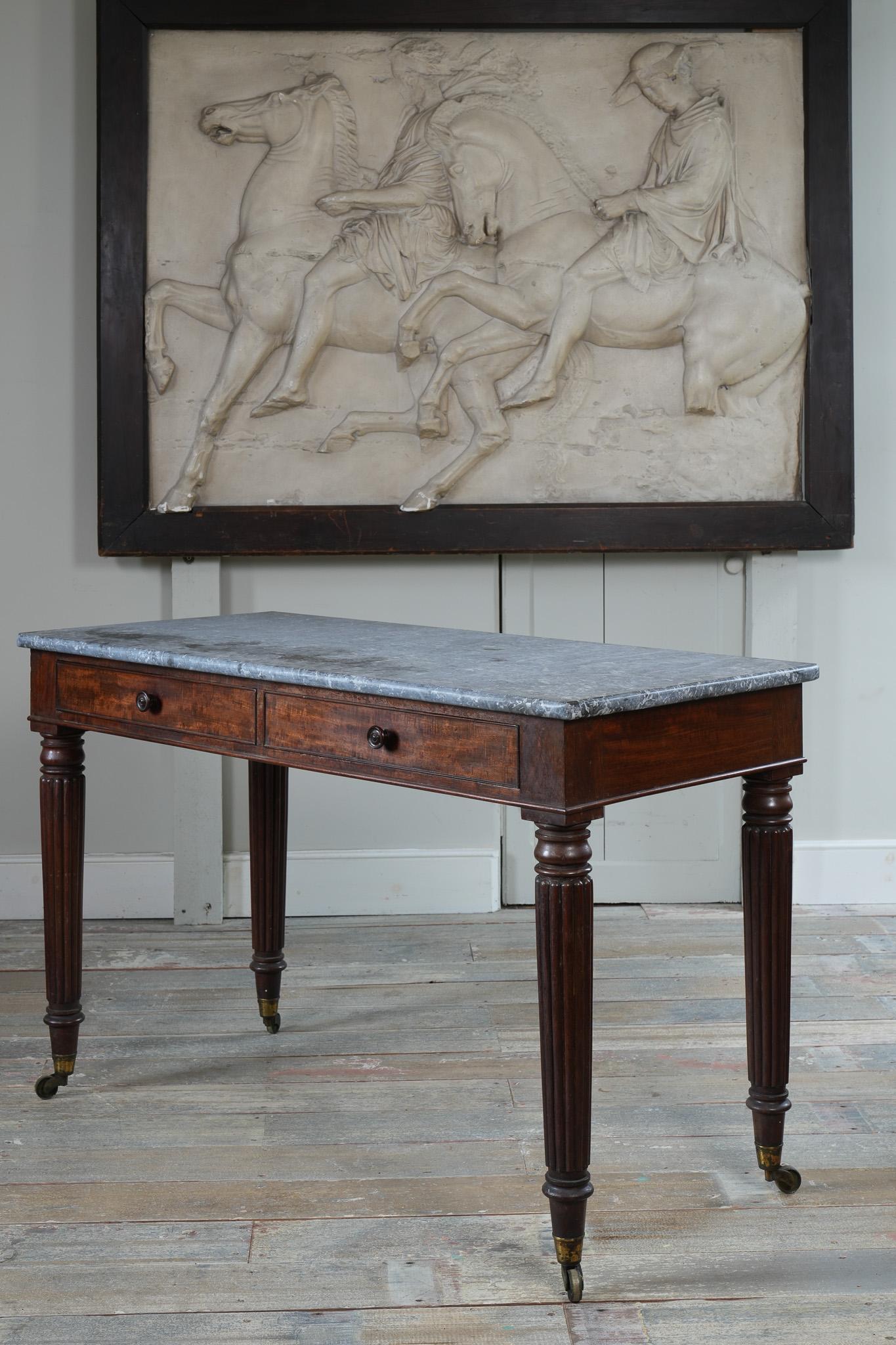 Schreibtisch aus Mahagoni im George-IV-Stil mit Fossil-Marmorplatte im Angebot 8