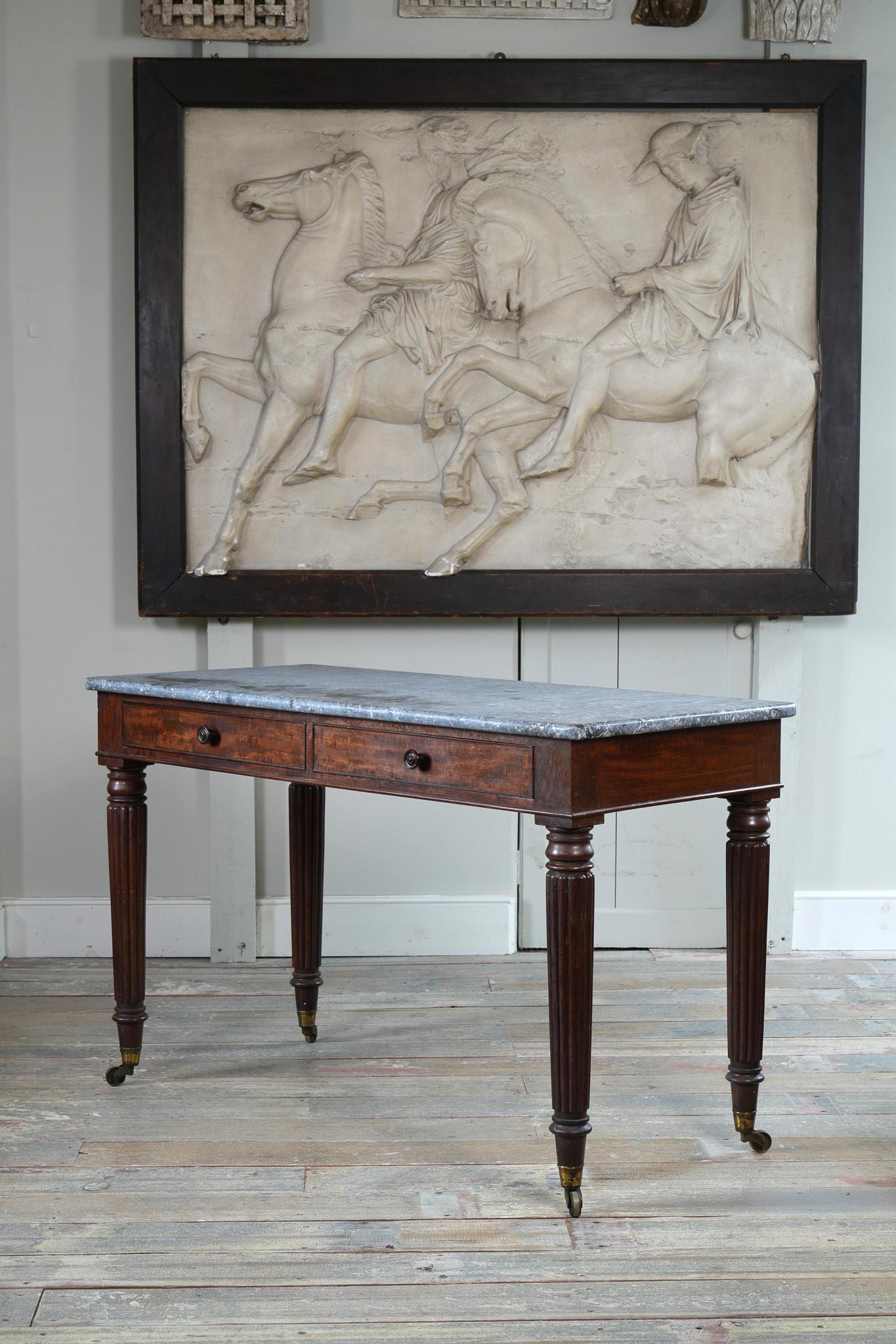 Schreibtisch aus Mahagoni im George-IV-Stil mit Fossil-Marmorplatte im Angebot 9
