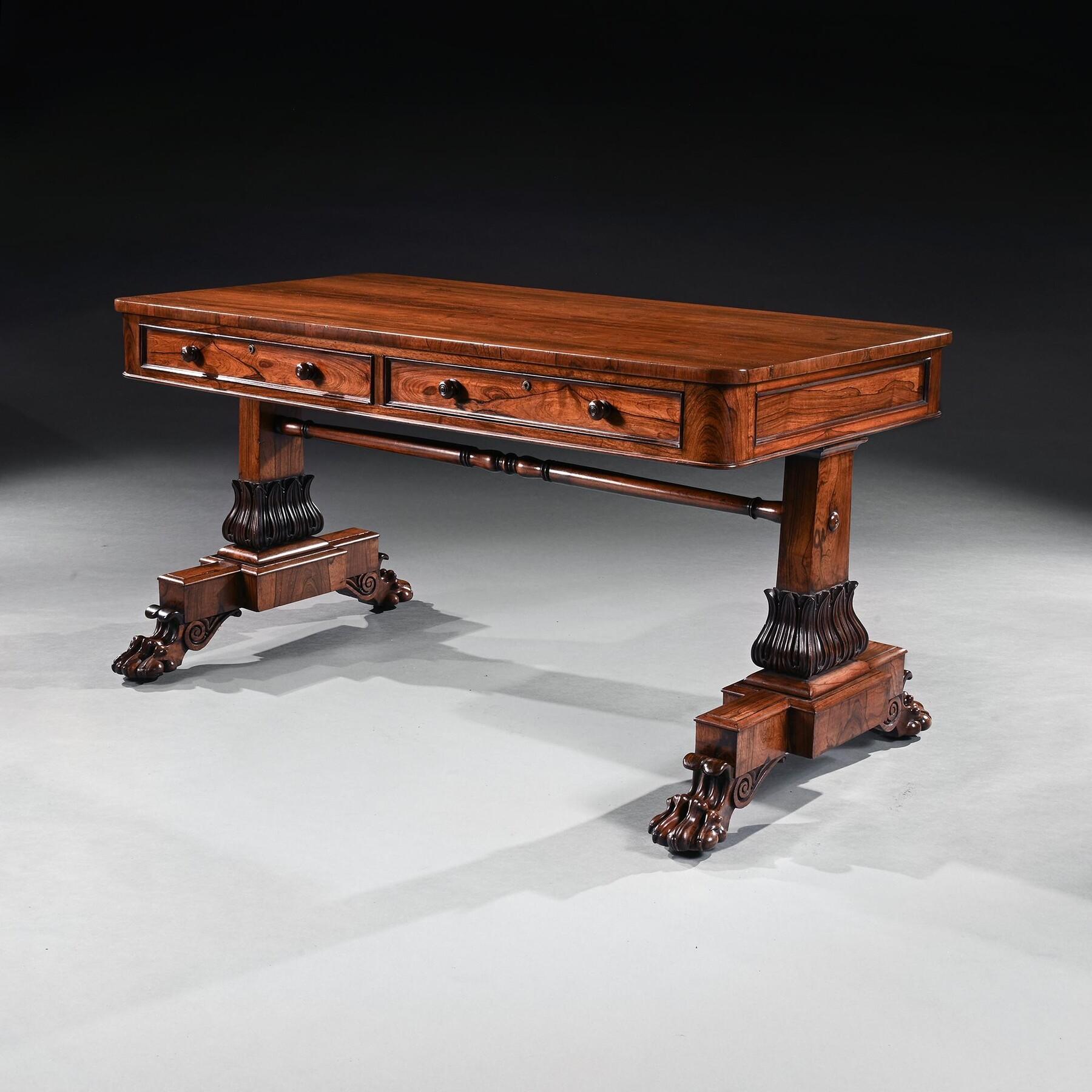 Table de bibliothèque en palissandre d'époque George IV avec pieds en patte de lion sculptés 

Anglais Circa 1820- 1830

Cette belle table aurait été commandée pour une grande bibliothèque ou un bureau. Le sommet en surplomb a des coins arrondis et