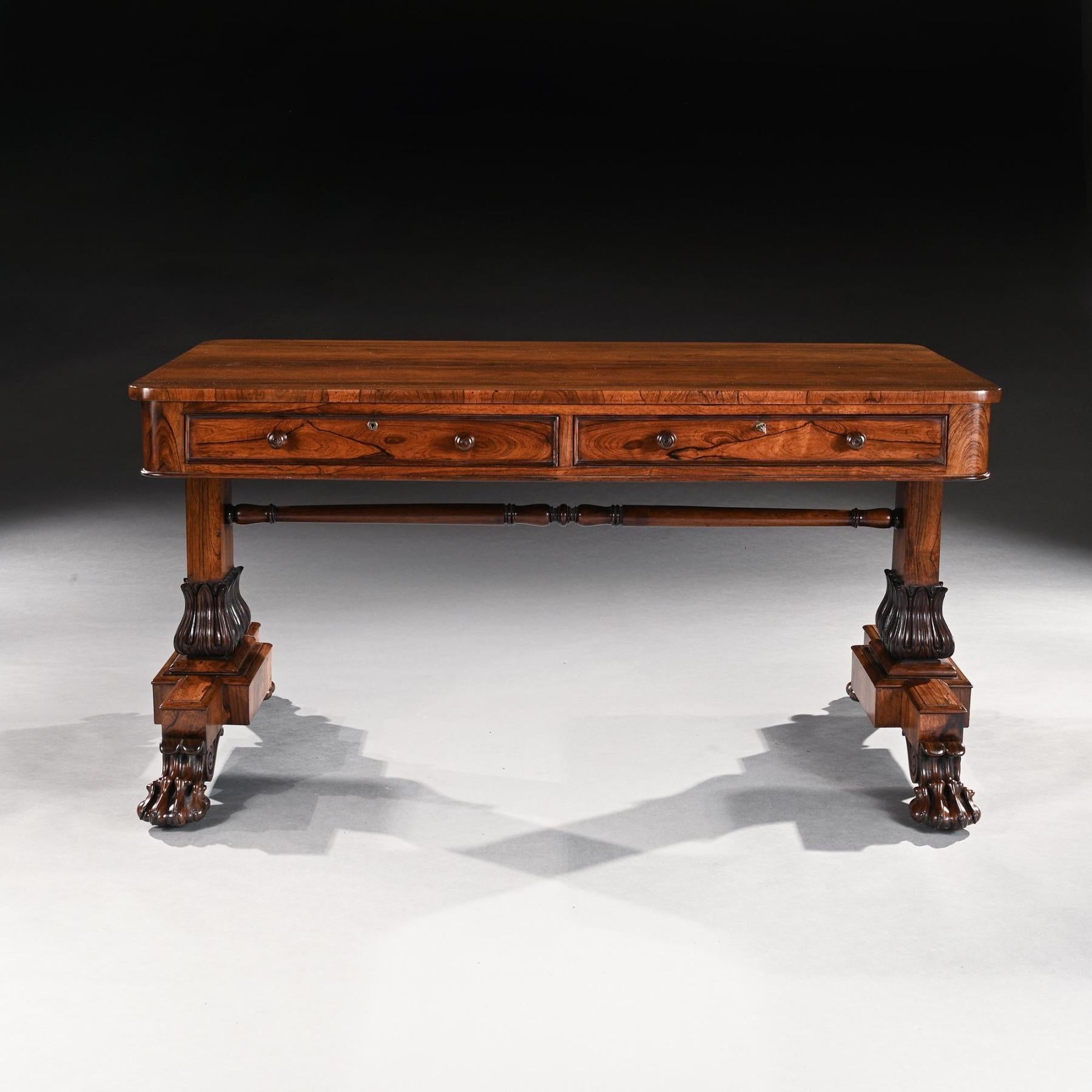 Anglais Table de bibliothèque d'époque George IV en bois de rose avec pieds en pattes de lion sculptés en vente
