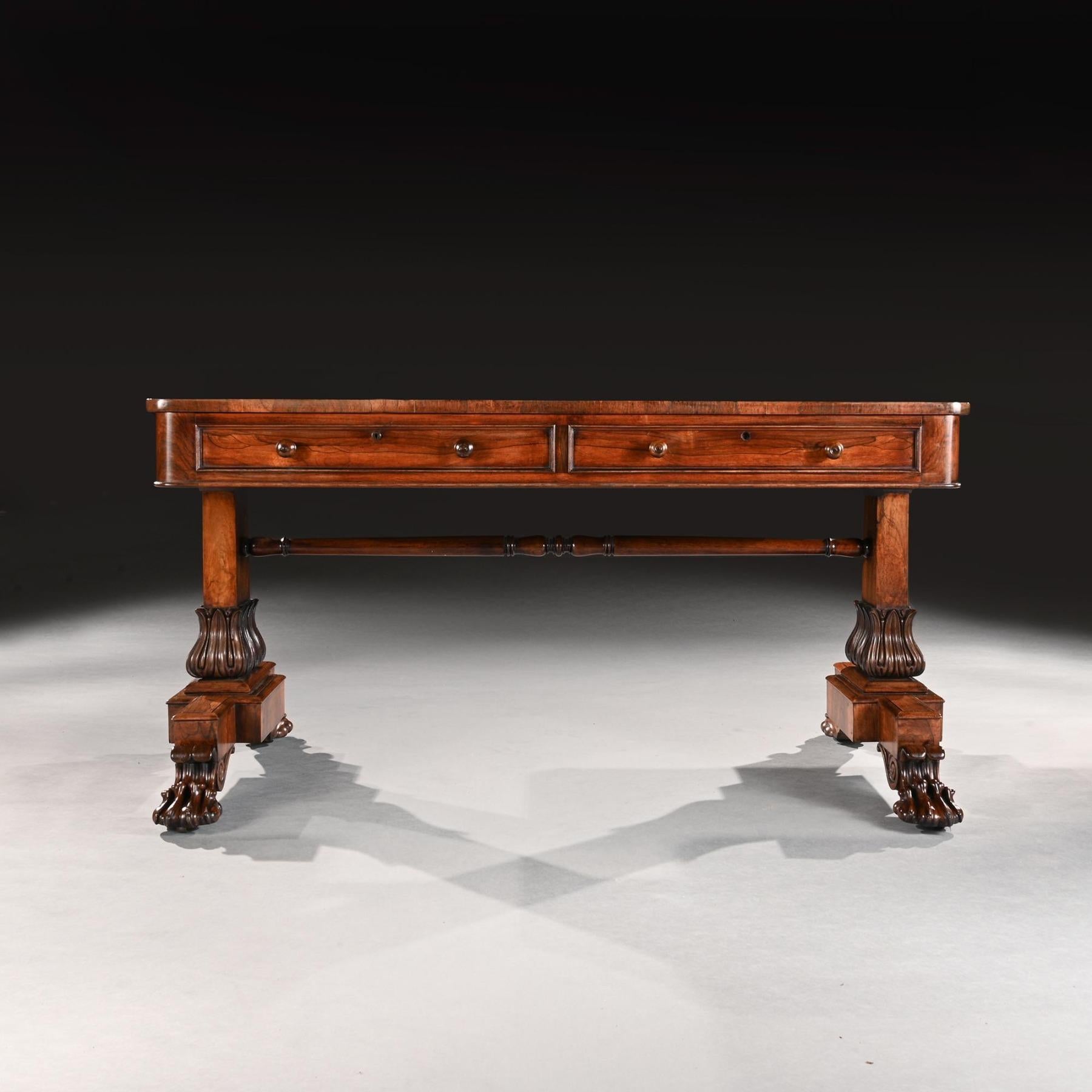Bois de rose Table de bibliothèque d'époque George IV en bois de rose avec pieds en pattes de lion sculptés en vente