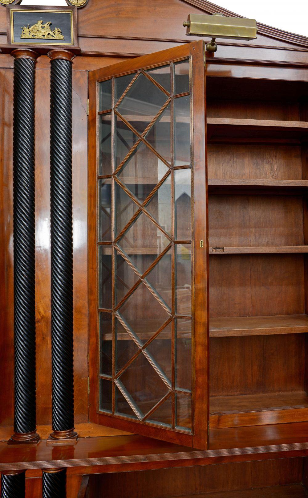 Ein Bücherregal aus Mahagoni im Stil von George IV mit Messingbeschlägen und teilweiser Ebonisierung (Ebonisiert) im Angebot